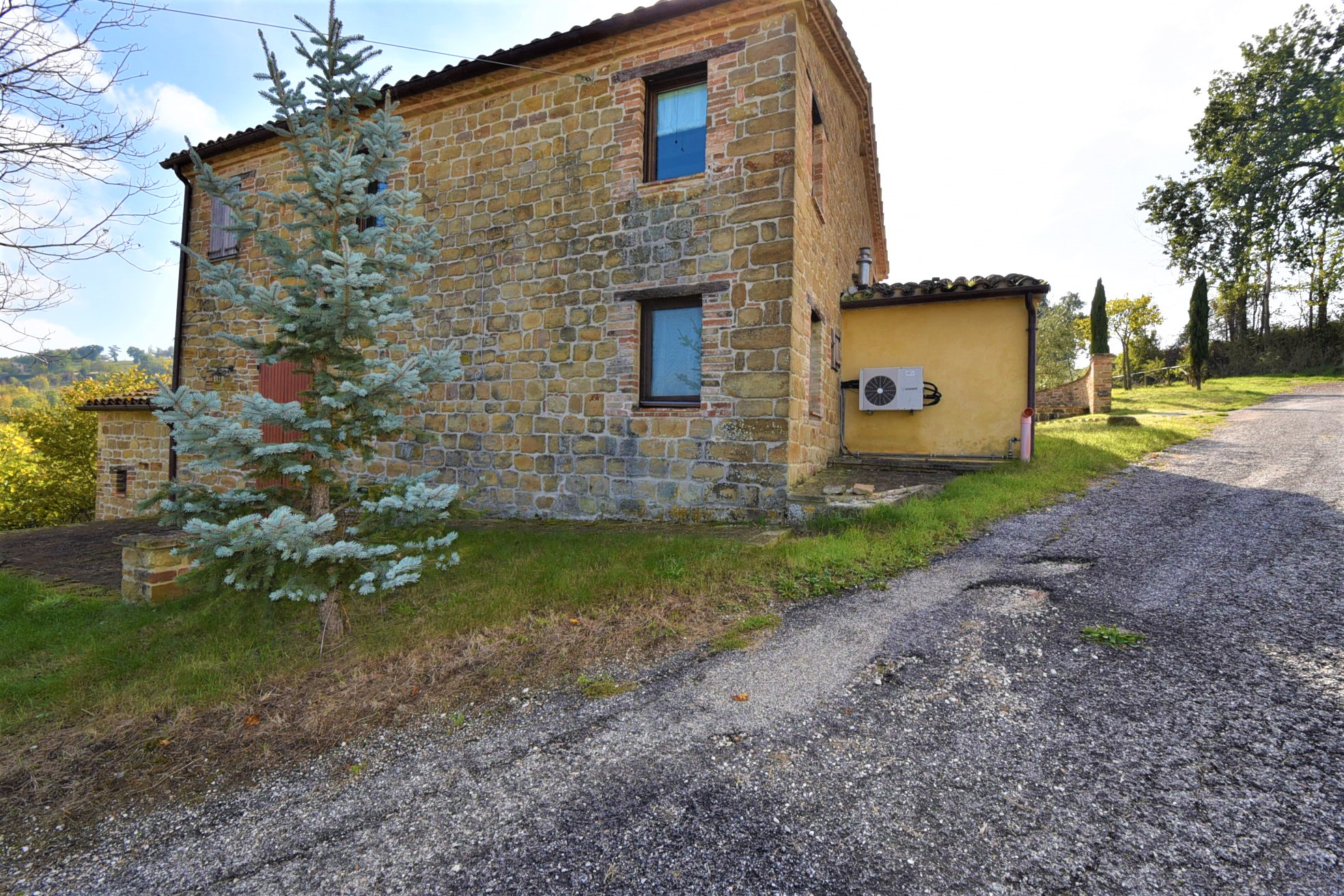 Casale Santa Maria , excellently restored for sale in Gualdo