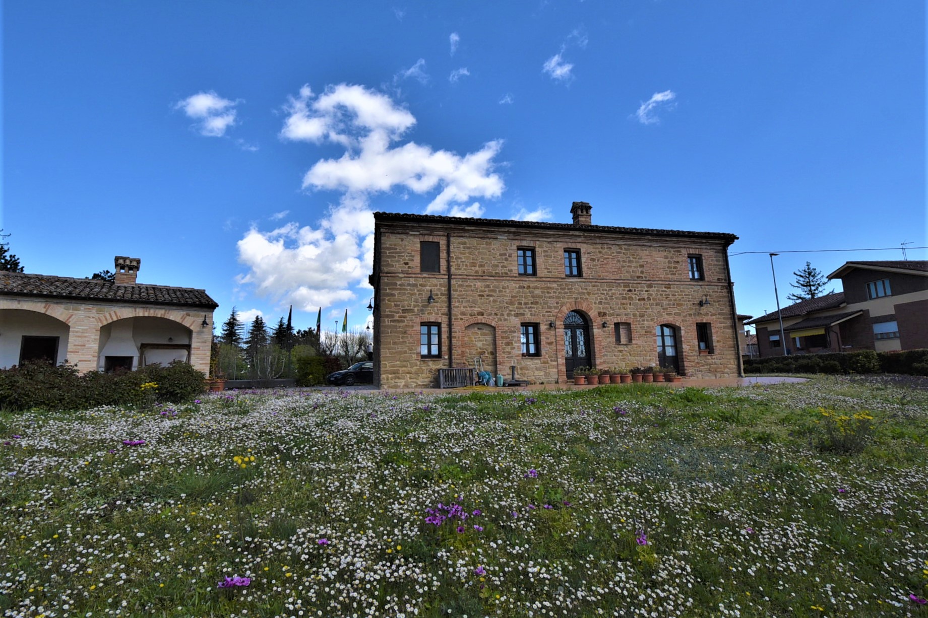 House ” Belvedere” with private land, partly buildable , for sale in Gualdo (Mc) Marche , Italy