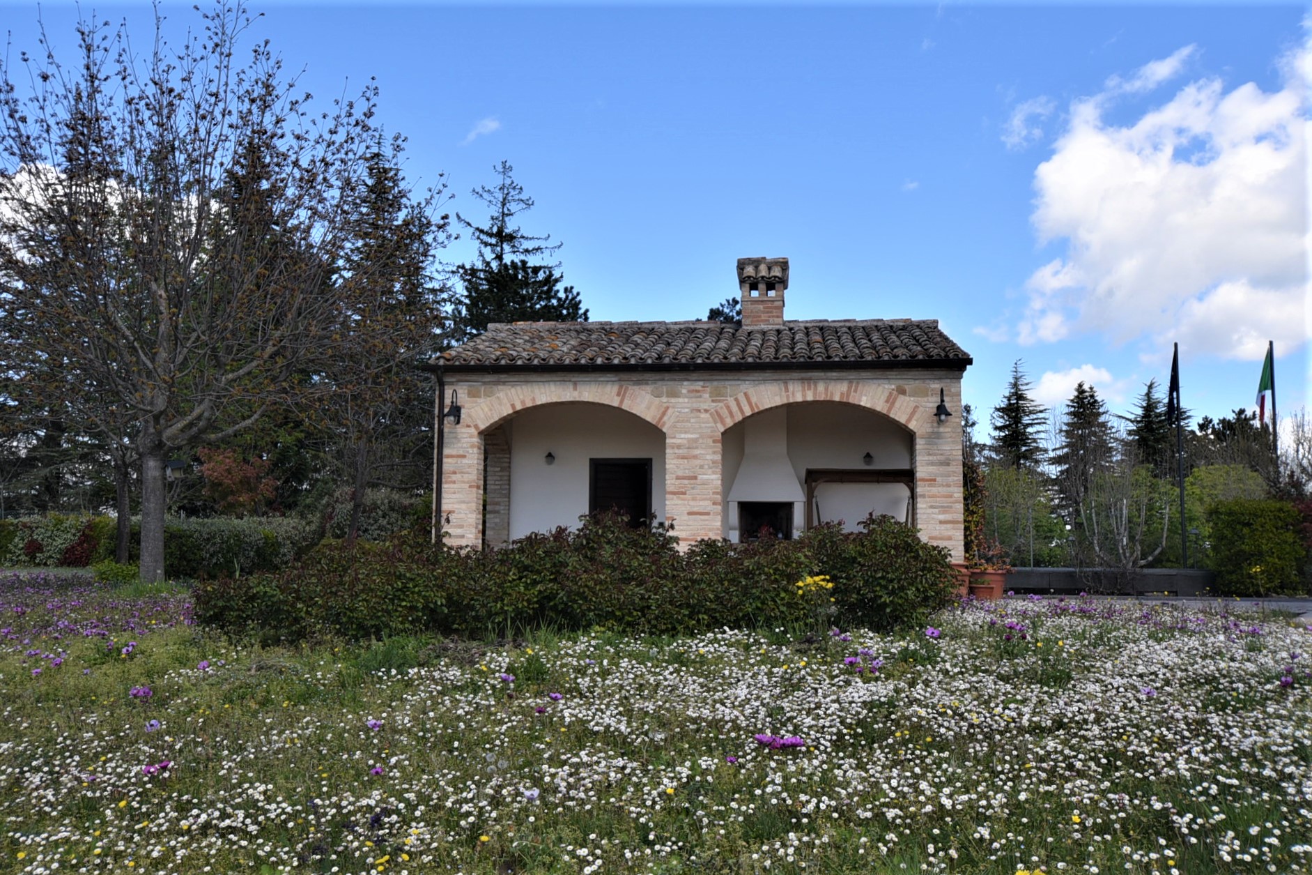 House ” Belvedere” with private land, partly buildable , for sale in Gualdo (Mc) Marche , Italy