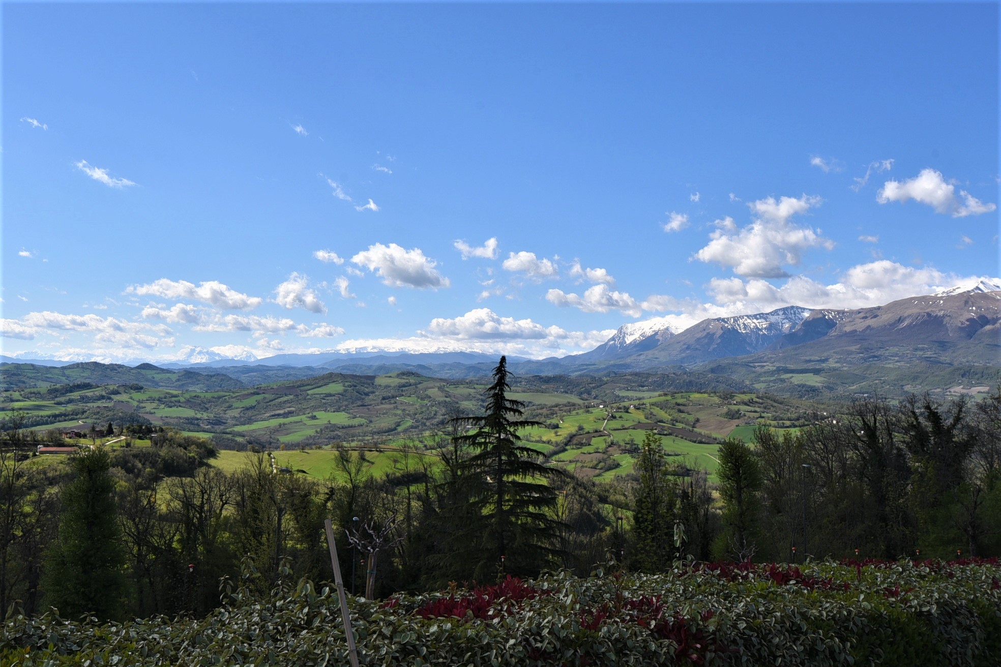 House ” Belvedere” with private land, partly buildable , for sale in Gualdo (Mc) Marche , Italy