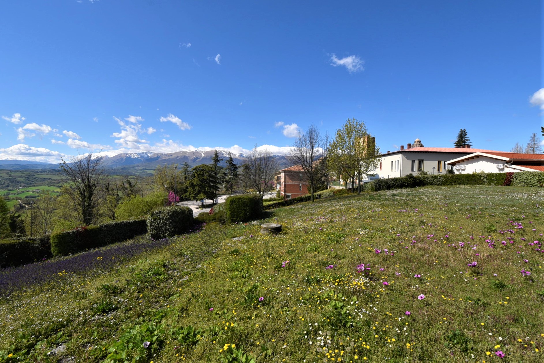 House ” Belvedere” with private land, partly buildable , for sale in Gualdo (Mc) Marche , Italy