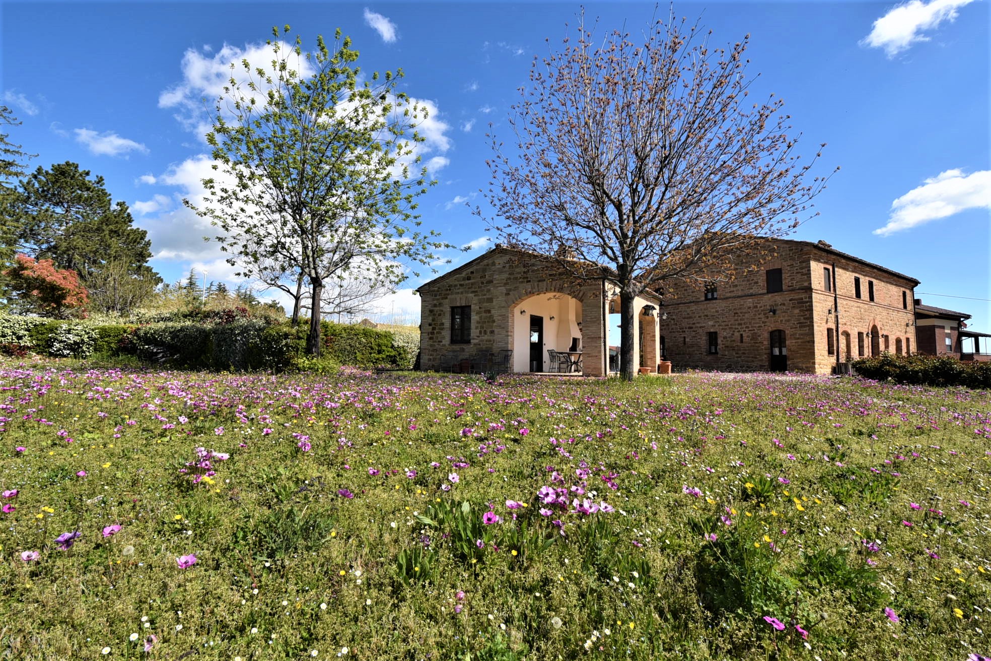 House ” Belvedere” with private land, partly buildable , for sale in Gualdo (Mc) Marche , Italy