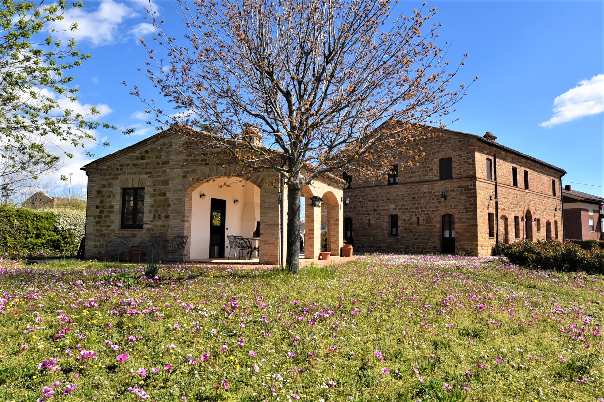 House ” Belvedere” with private land, partly buildable , for sale in Gualdo (Mc) Marche , Italy