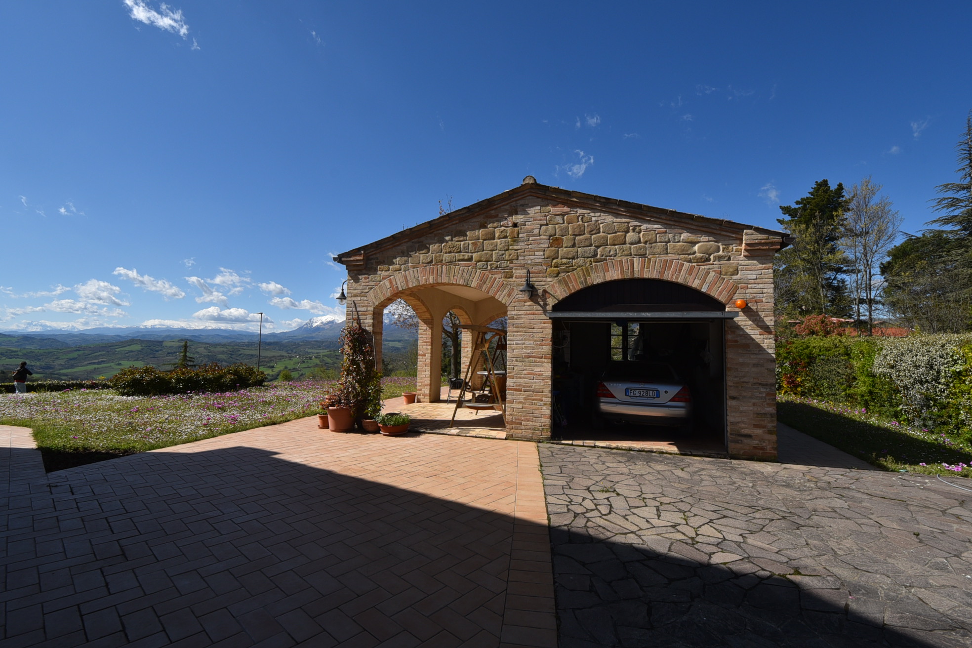 House ” Belvedere” with private land, partly buildable , for sale in Gualdo (Mc) Marche , Italy