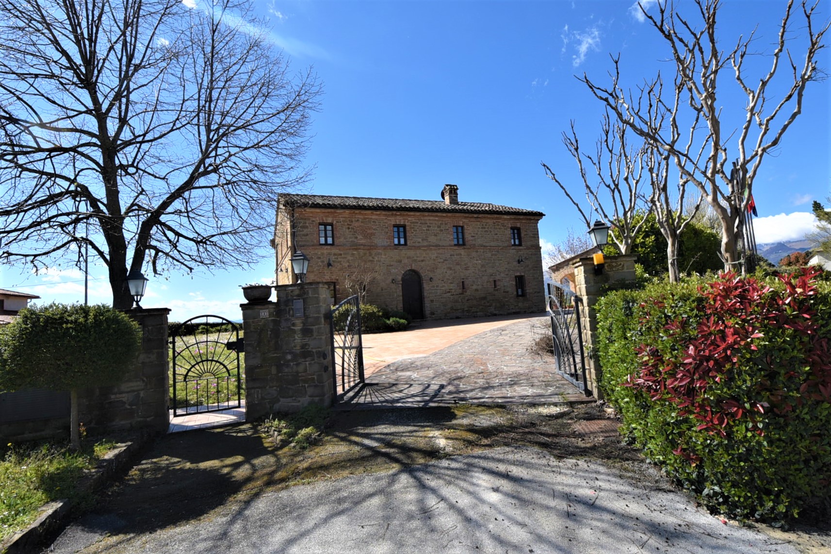 House ” Belvedere” with private land, partly buildable , for sale in Gualdo (Mc) Marche , Italy