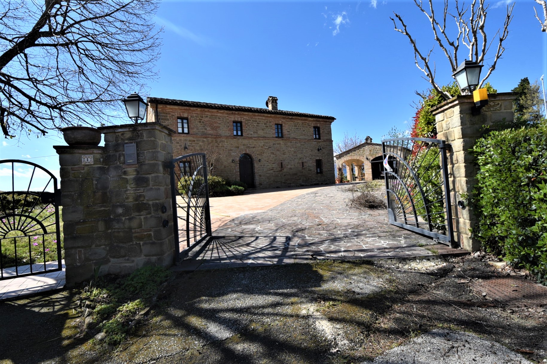 House ” Belvedere” with private land, partly buildable , for sale in Gualdo (Mc) Marche , Italy