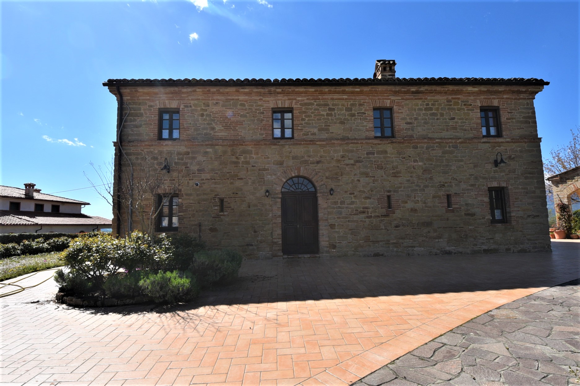 House ” Belvedere” with private land, partly buildable , for sale in Gualdo (Mc) Marche , Italy