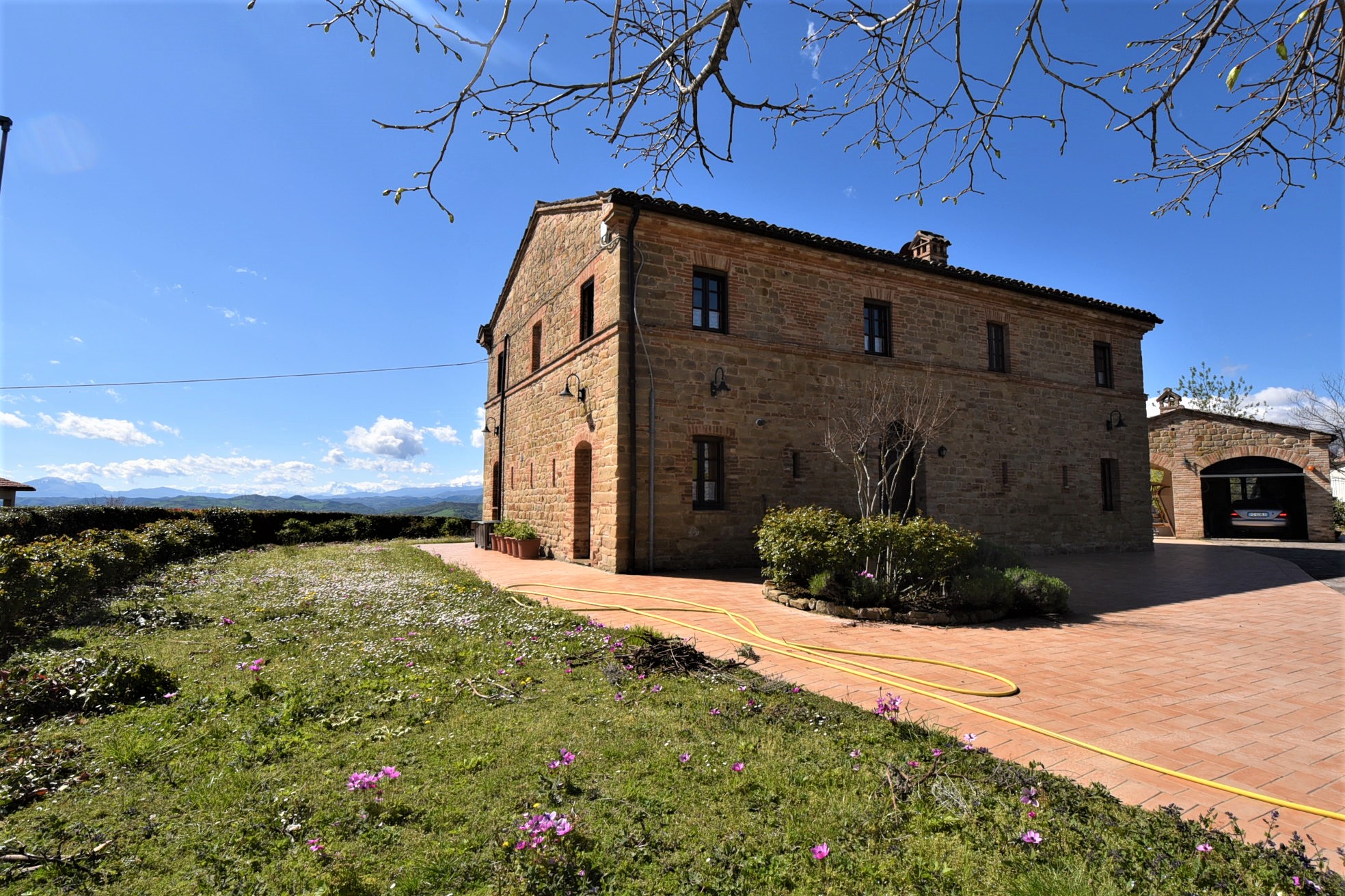 House ” Belvedere” with private land, partly buildable , for sale in Gualdo (Mc) Marche , Italy