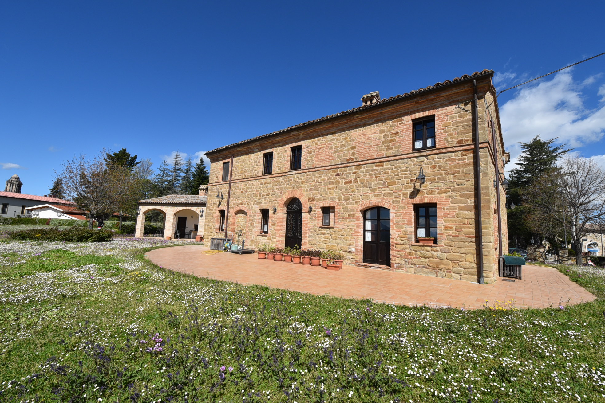 House ” Belvedere” with private land, partly buildable , for sale in Gualdo (Mc) Marche , Italy