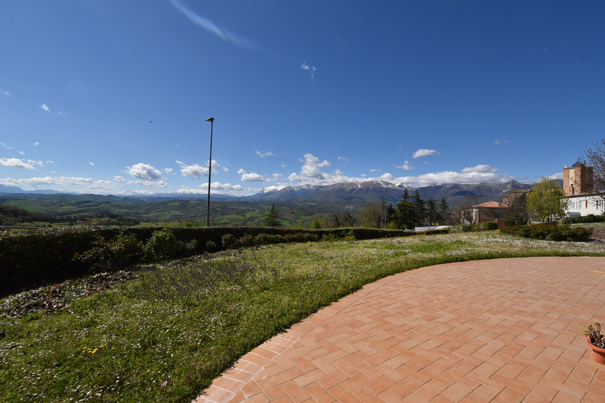 House ” Belvedere” with private land, partly buildable , for sale in Gualdo (Mc) Marche , Italy