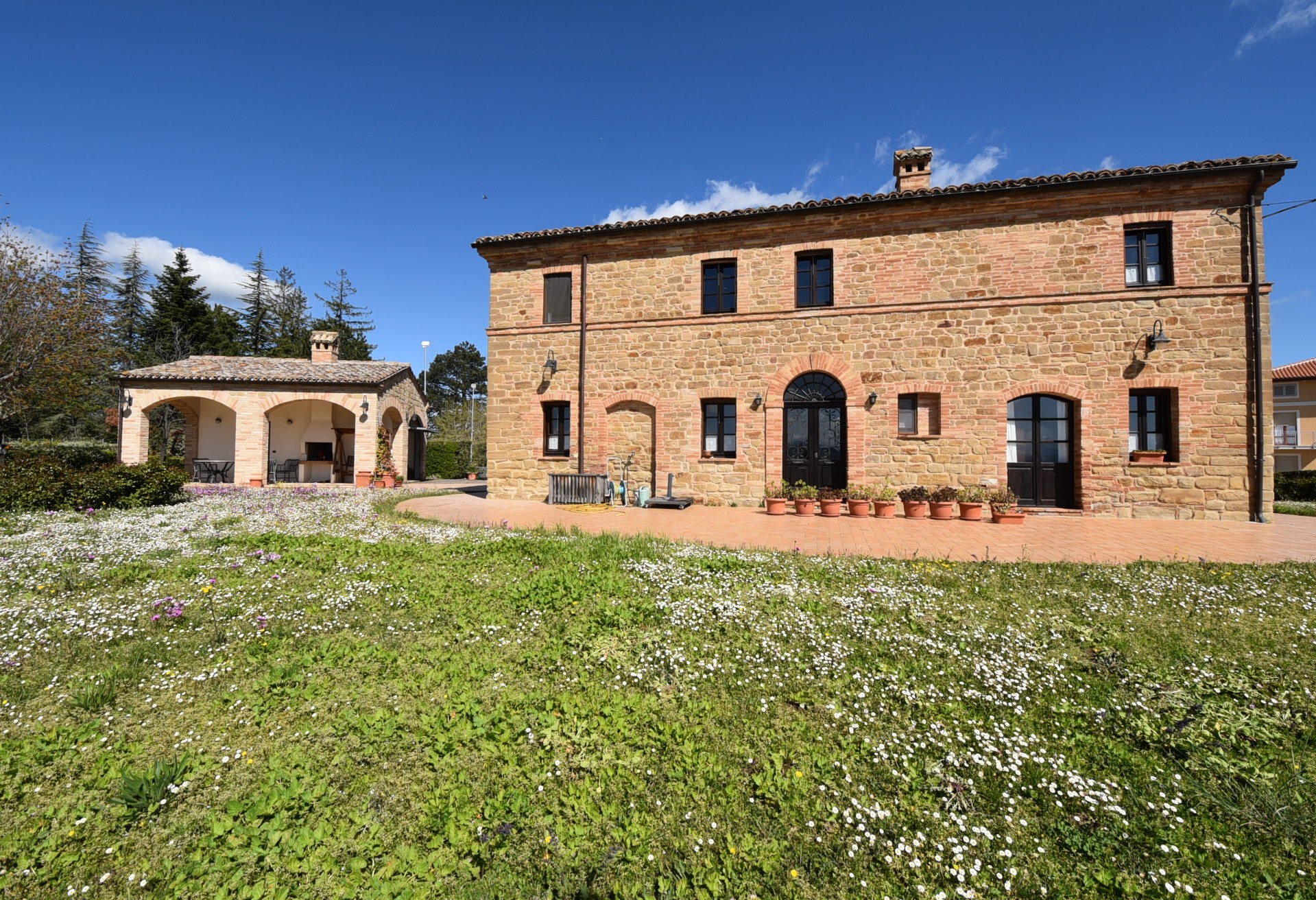 House ” Belvedere” with private land, partly buildable , for sale in Gualdo (Mc) Marche , Italy