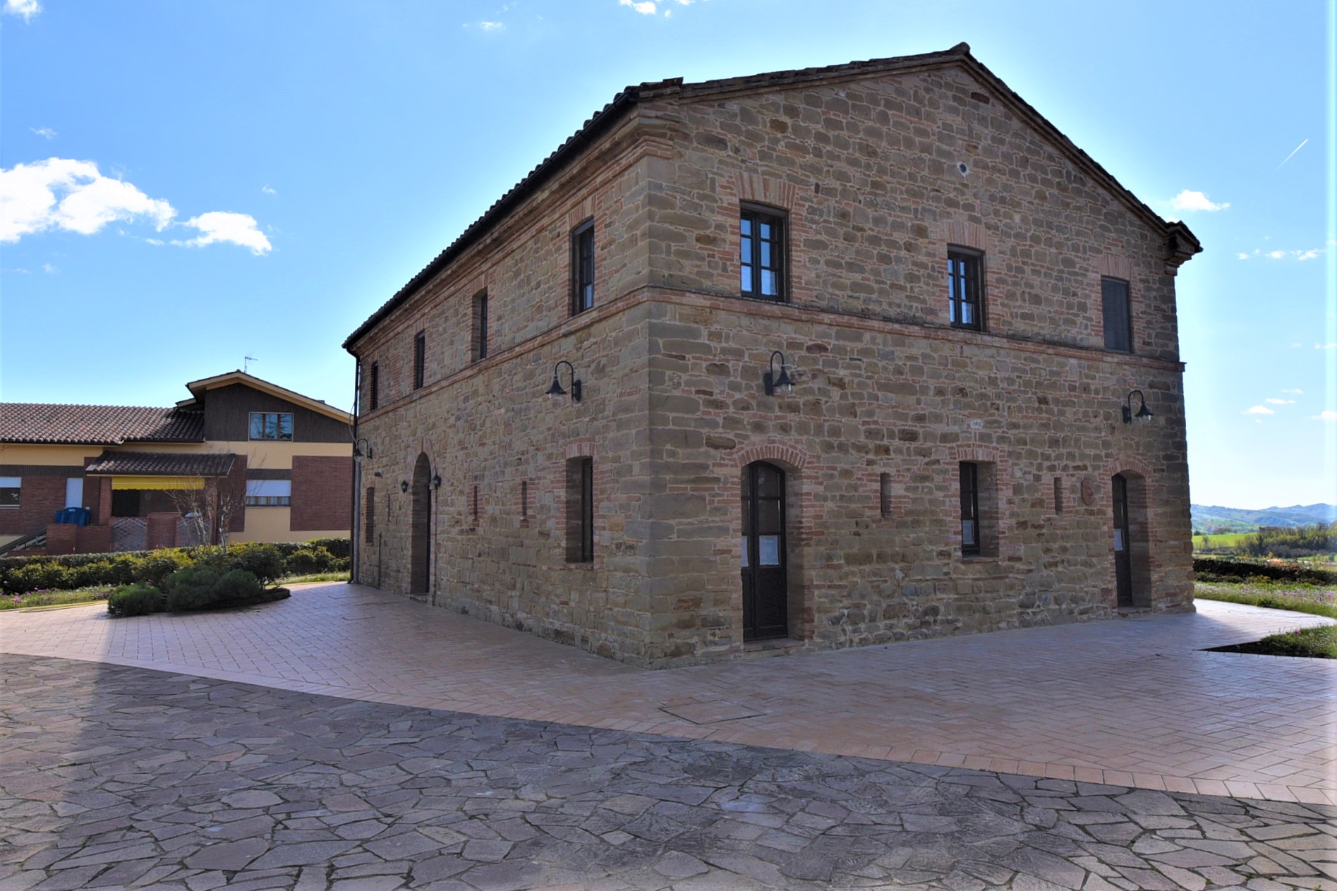 House ” Belvedere” with private land, partly buildable , for sale in Gualdo (Mc) Marche , Italy