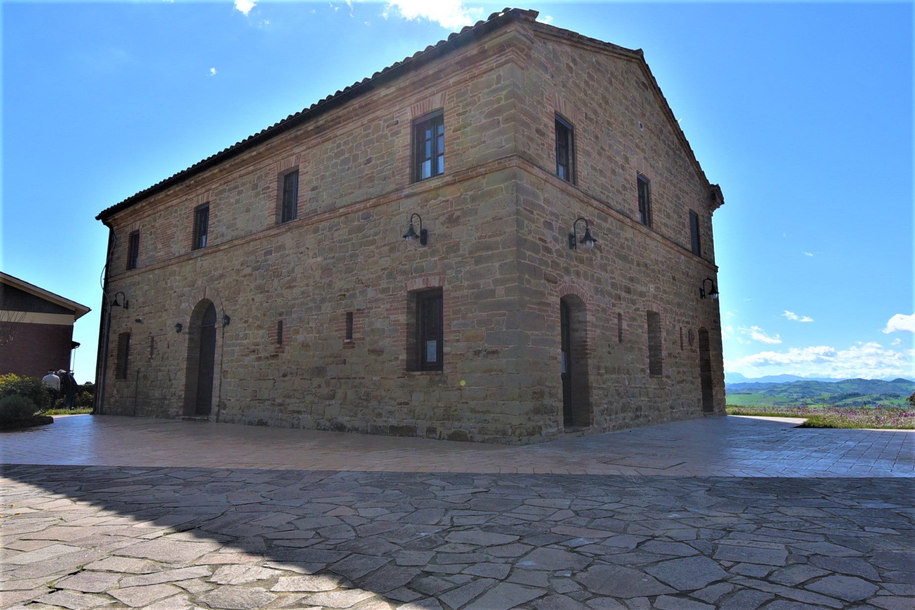 House ” Belvedere” with private land, partly buildable , for sale in Gualdo (Mc) Marche , Italy