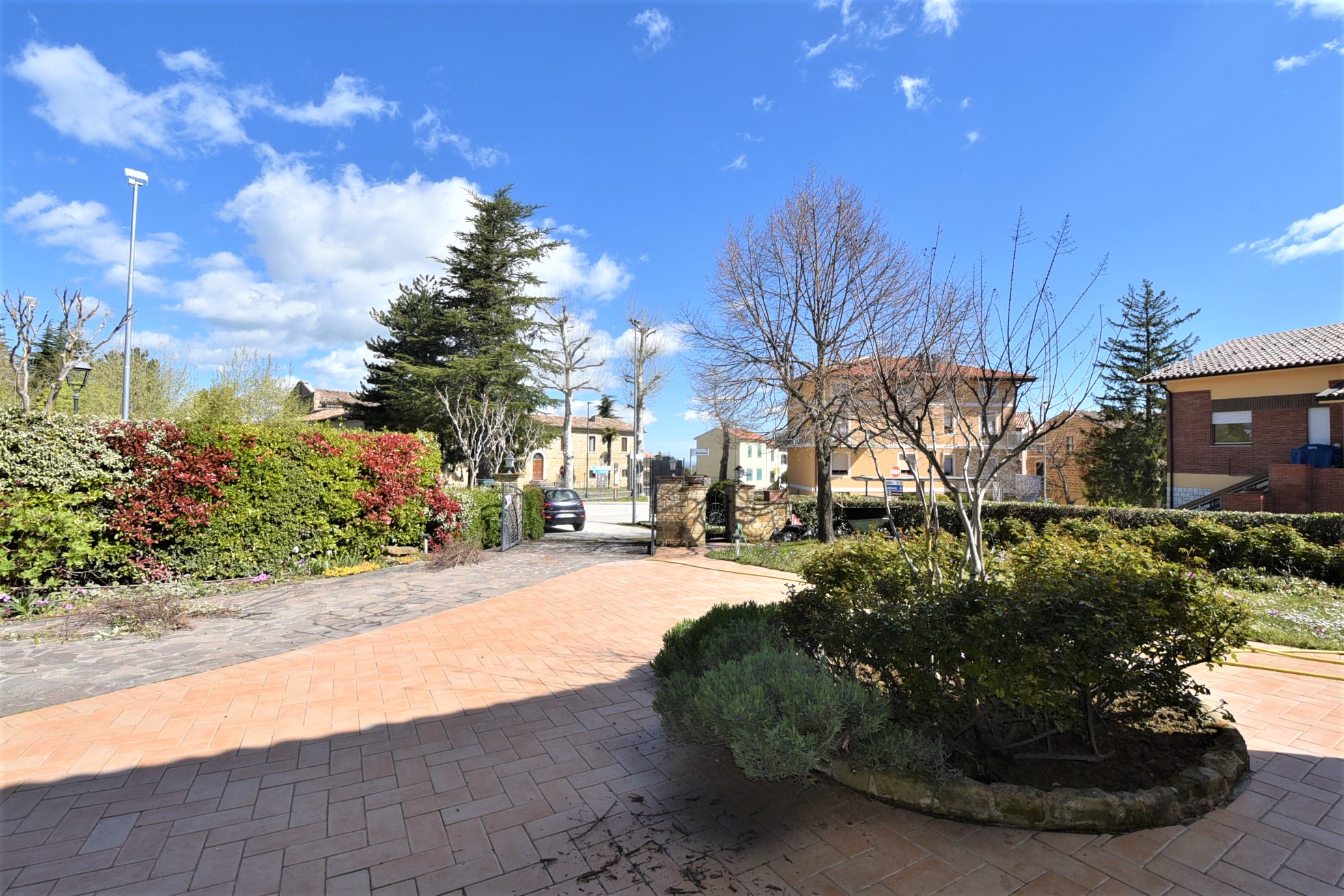 House ” Belvedere” with private land, partly buildable , for sale in Gualdo (Mc) Marche , Italy