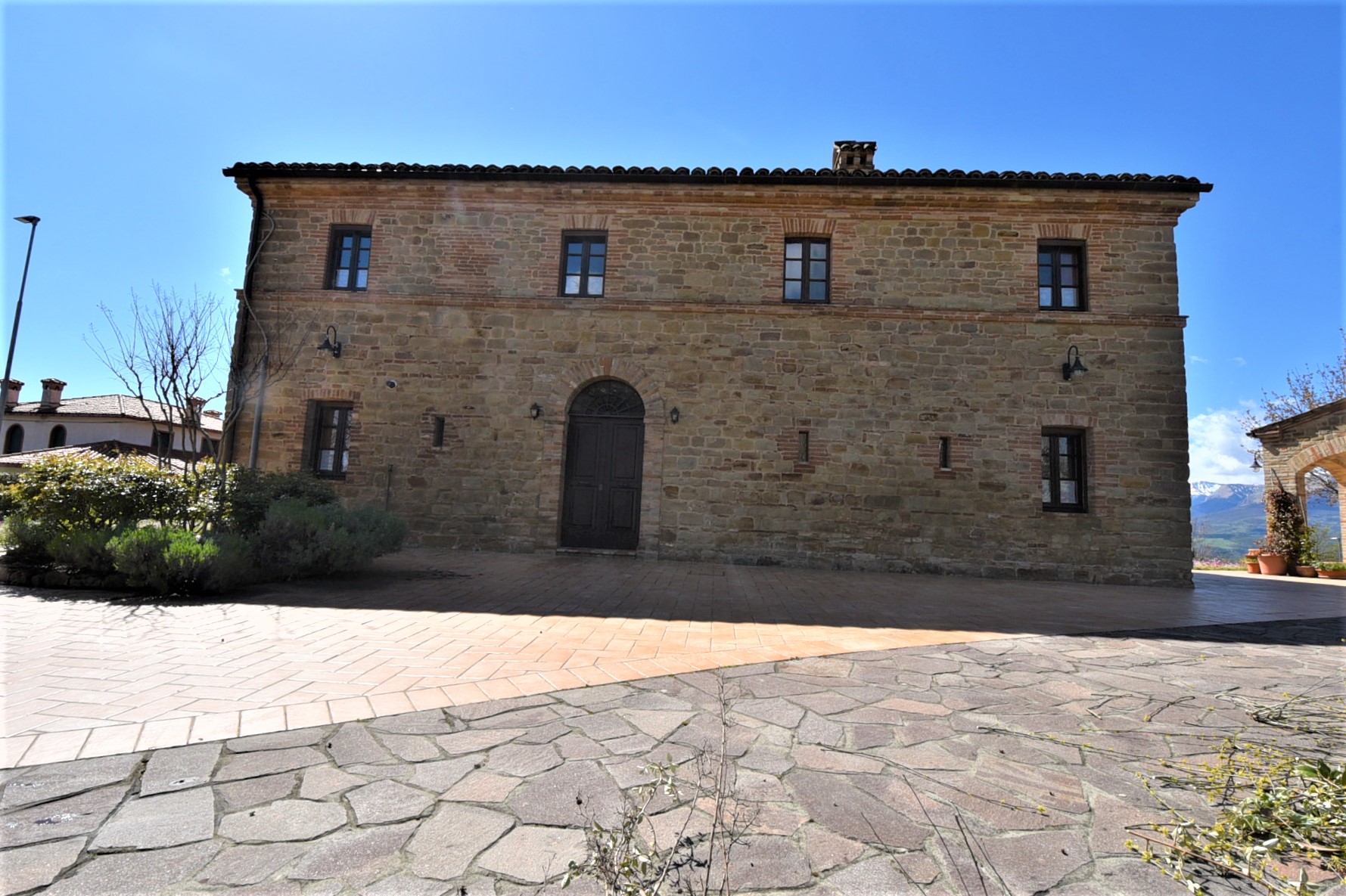 House ” Belvedere” with private land, partly buildable , for sale in Gualdo (Mc) Marche , Italy