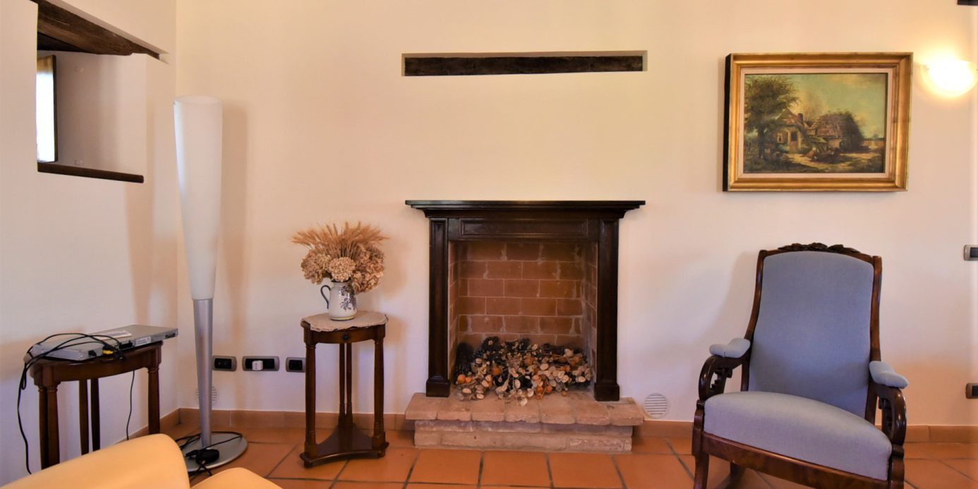 House ” Belvedere” with private land, partly buildable , for sale in Gualdo (Mc) Marche , Italy