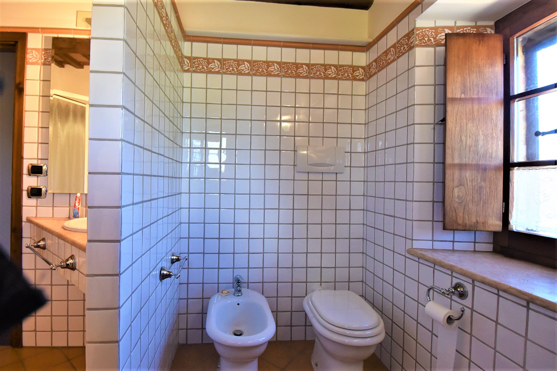 House ” Belvedere” with private land, partly buildable , for sale in Gualdo (Mc) Marche , Italy