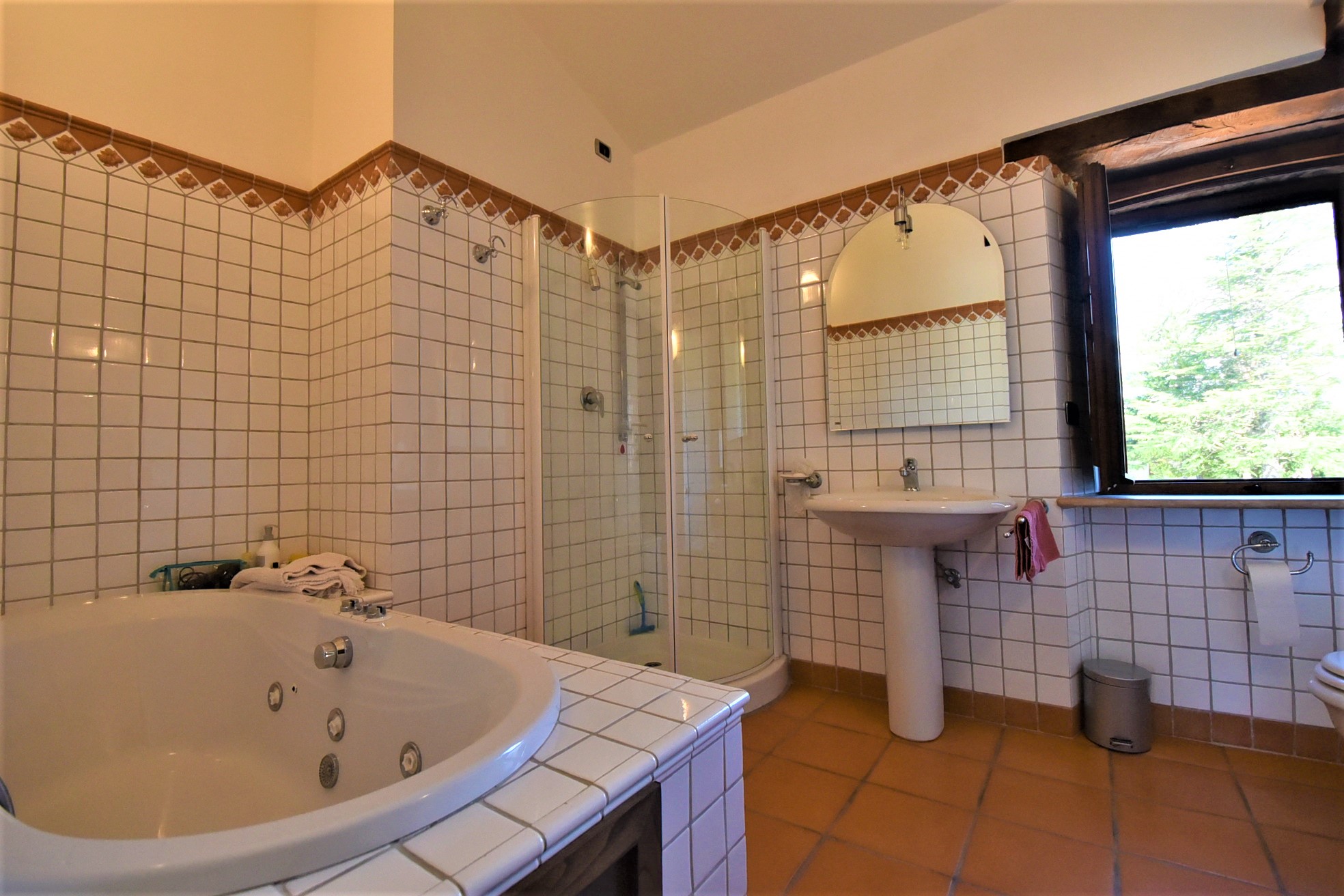 House ” Belvedere” with private land, partly buildable , for sale in Gualdo (Mc) Marche , Italy