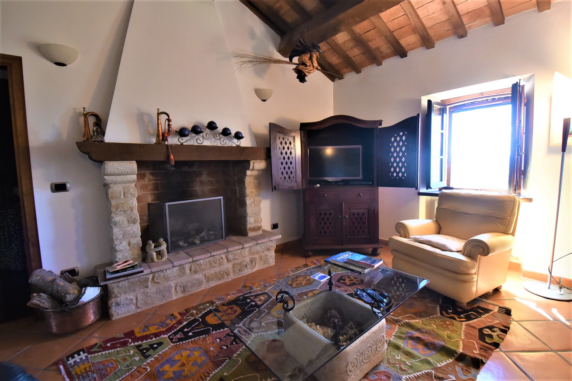 House ” Belvedere” with private land, partly buildable , for sale in Gualdo (Mc) Marche , Italy