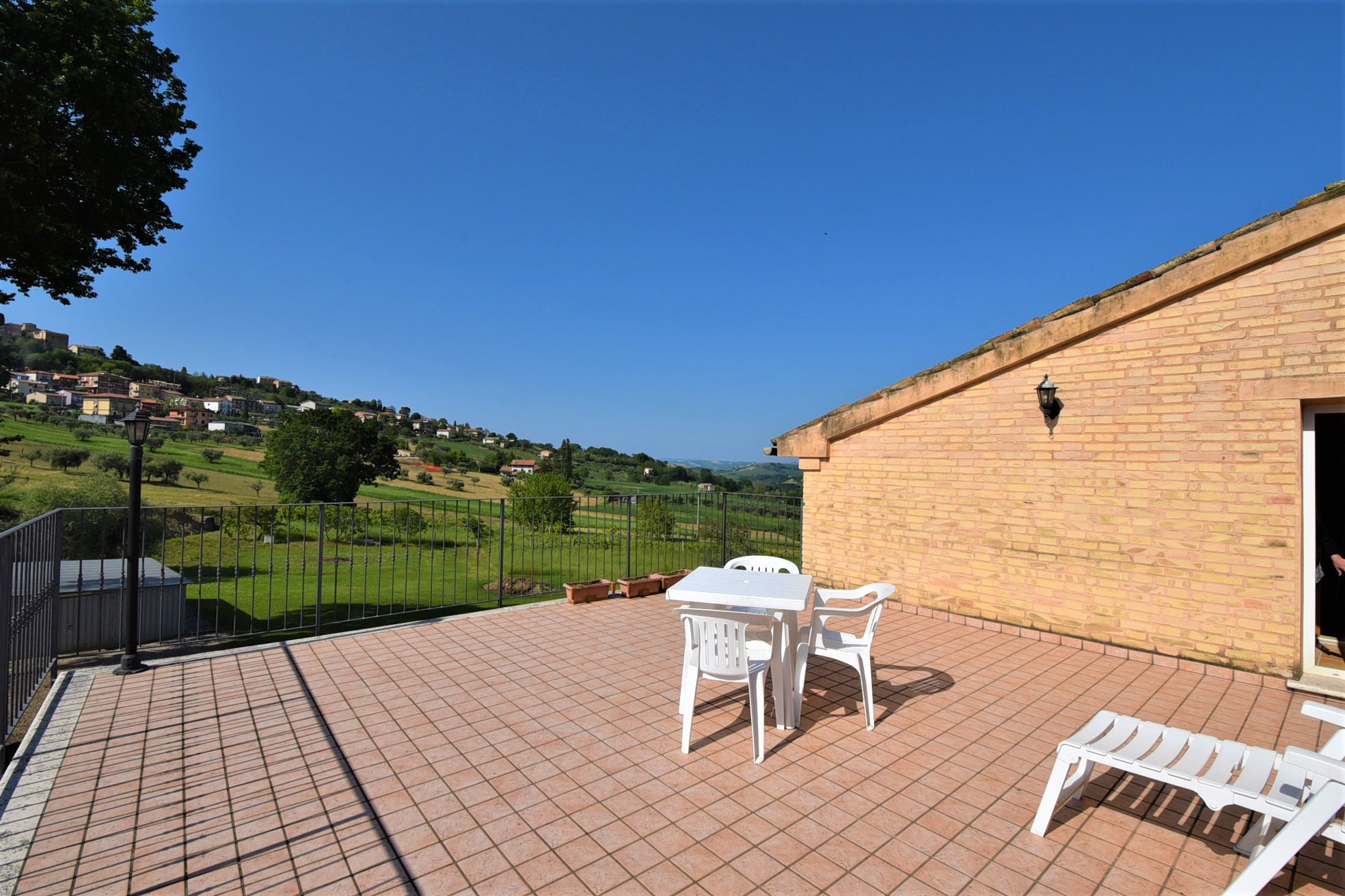 Farmhouse with adjoining land and storage accessory, for sale in Montappone, Fermo, Marche, Italy.