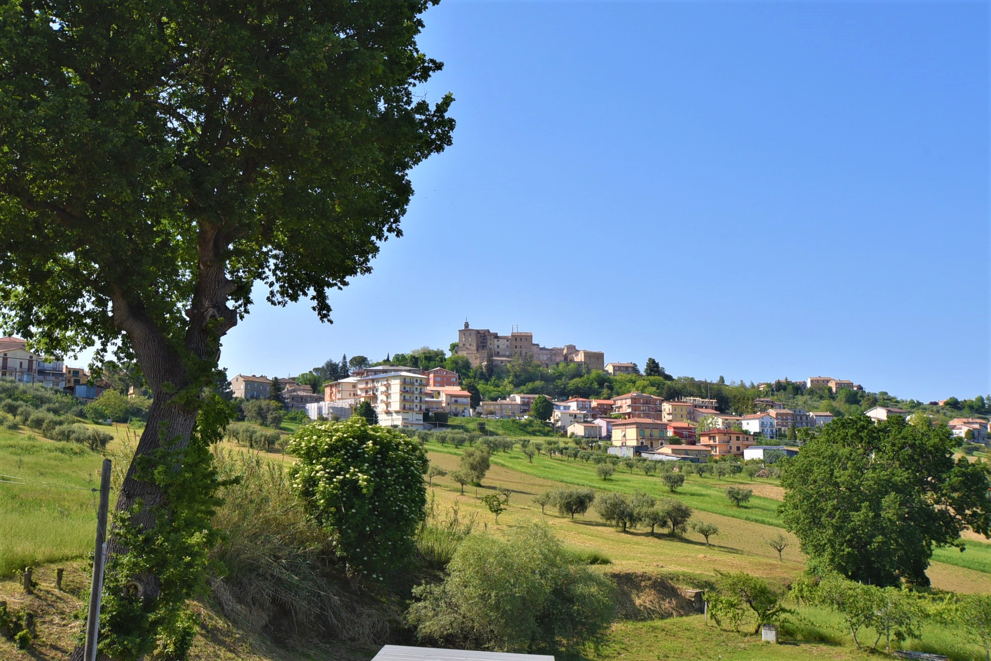 Farmhouse with adjoining land and storage accessory, for sale in Montappone, Fermo, Marche, Italy.