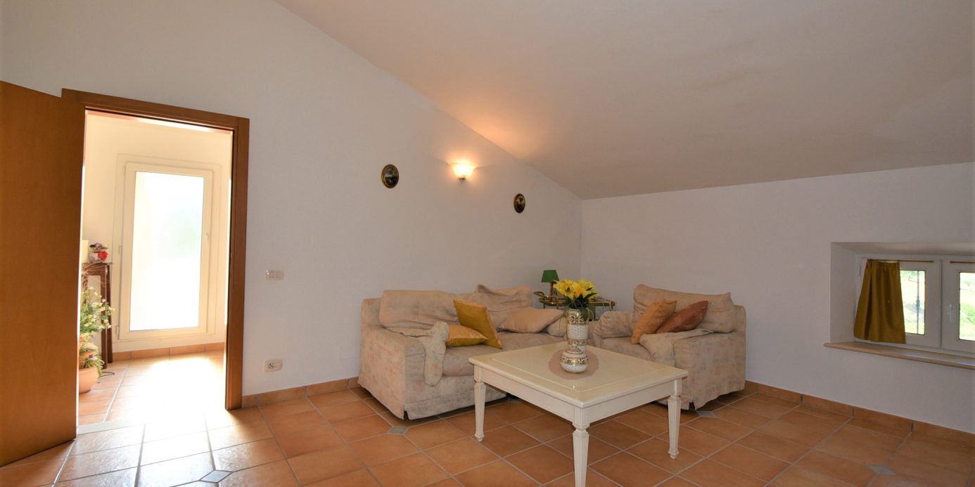 Farmhouse with adjoining land and storage accessory, for sale in Montappone, Fermo, Marche, Italy.
