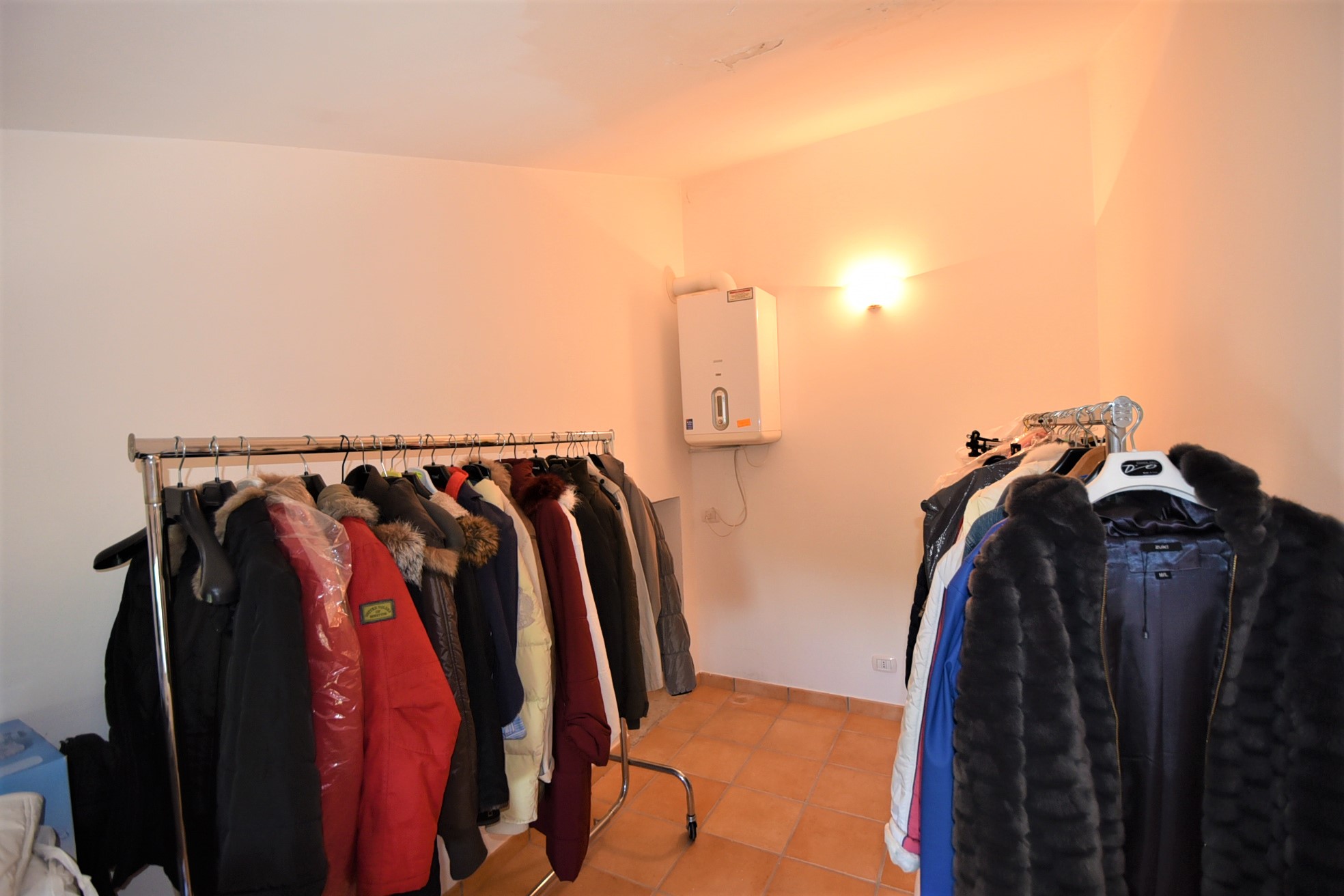 Farmhouse with adjoining land and storage accessory, for sale in Montappone, Fermo, Marche, Italy.