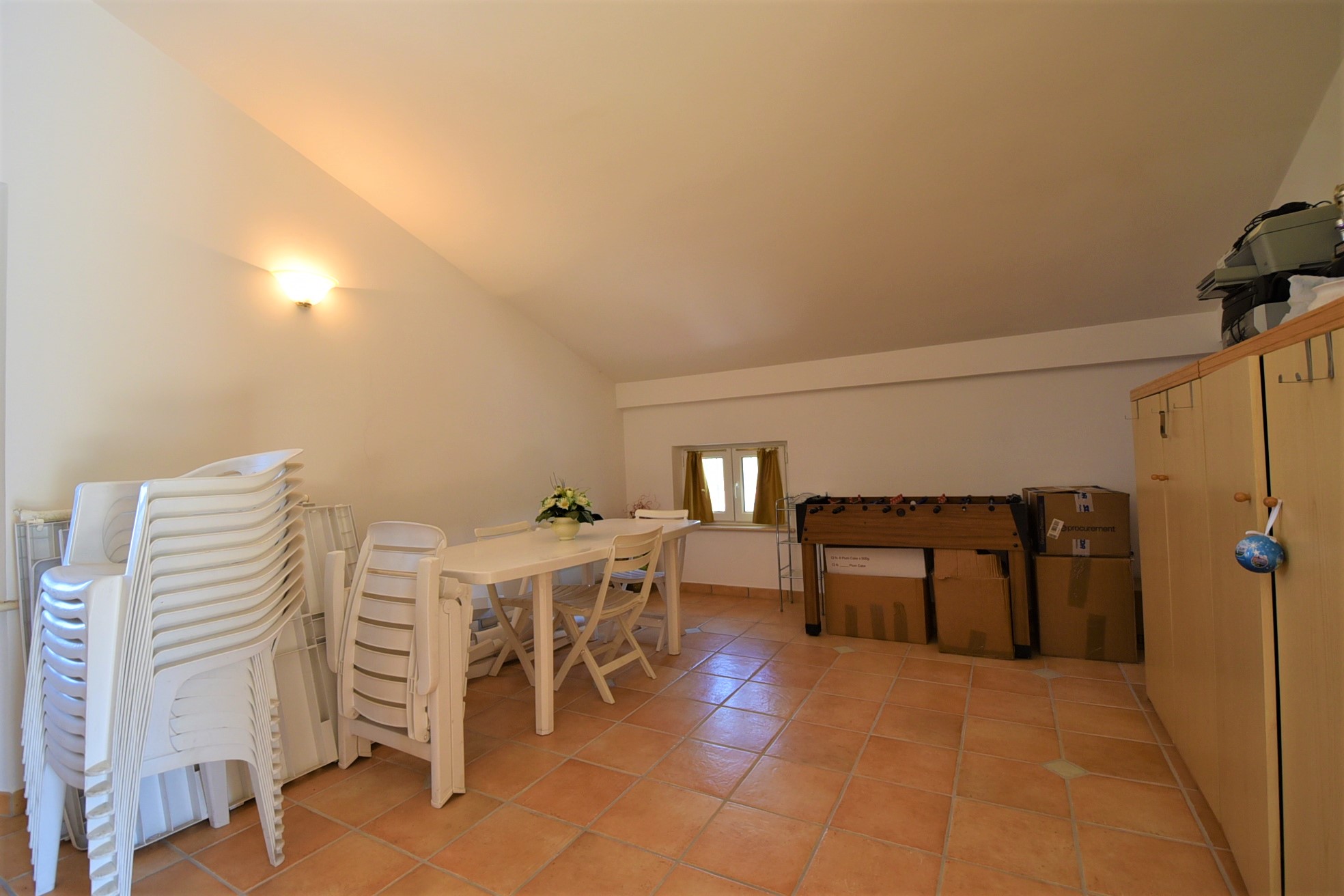 Farmhouse with adjoining land and storage accessory, for sale in Montappone, Fermo, Marche, Italy.
