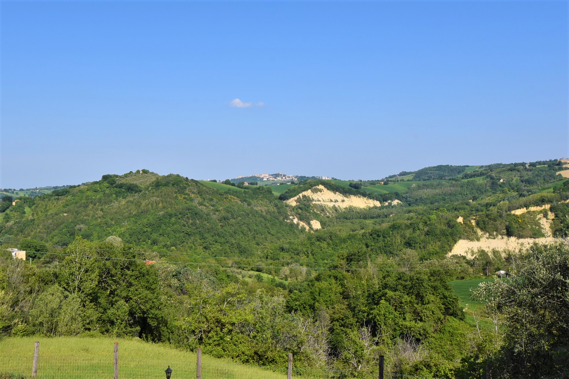 Farmhouse with adjoining land and storage accessory, for sale in Montappone, Fermo, Marche, Italy.
