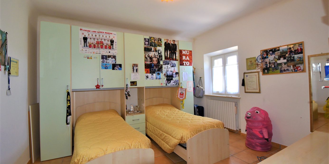 Farmhouse with adjoining land and storage accessory, for sale in Montappone, Fermo, Marche, Italy.