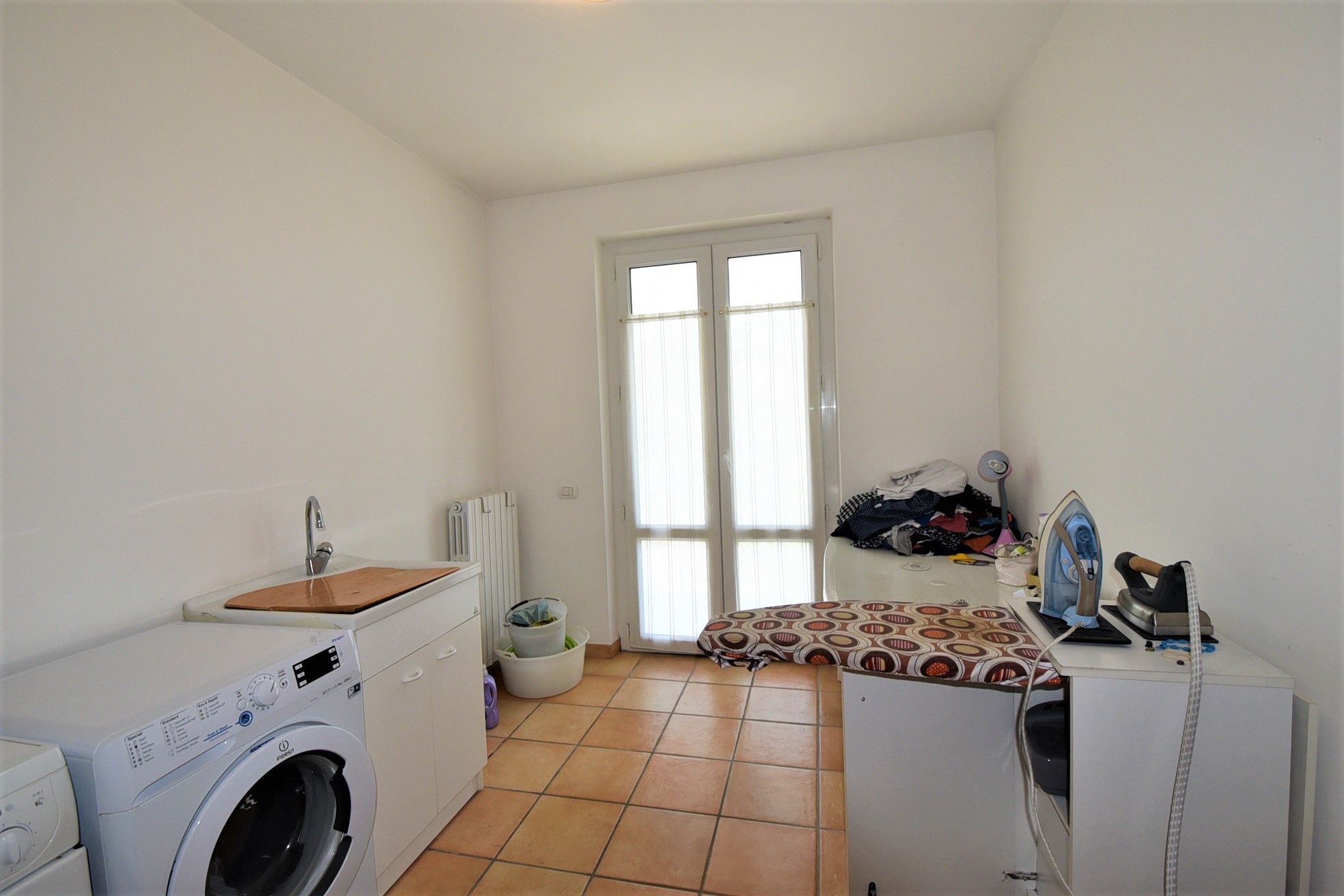 Farmhouse with adjoining land and storage accessory, for sale in Montappone, Fermo, Marche, Italy.