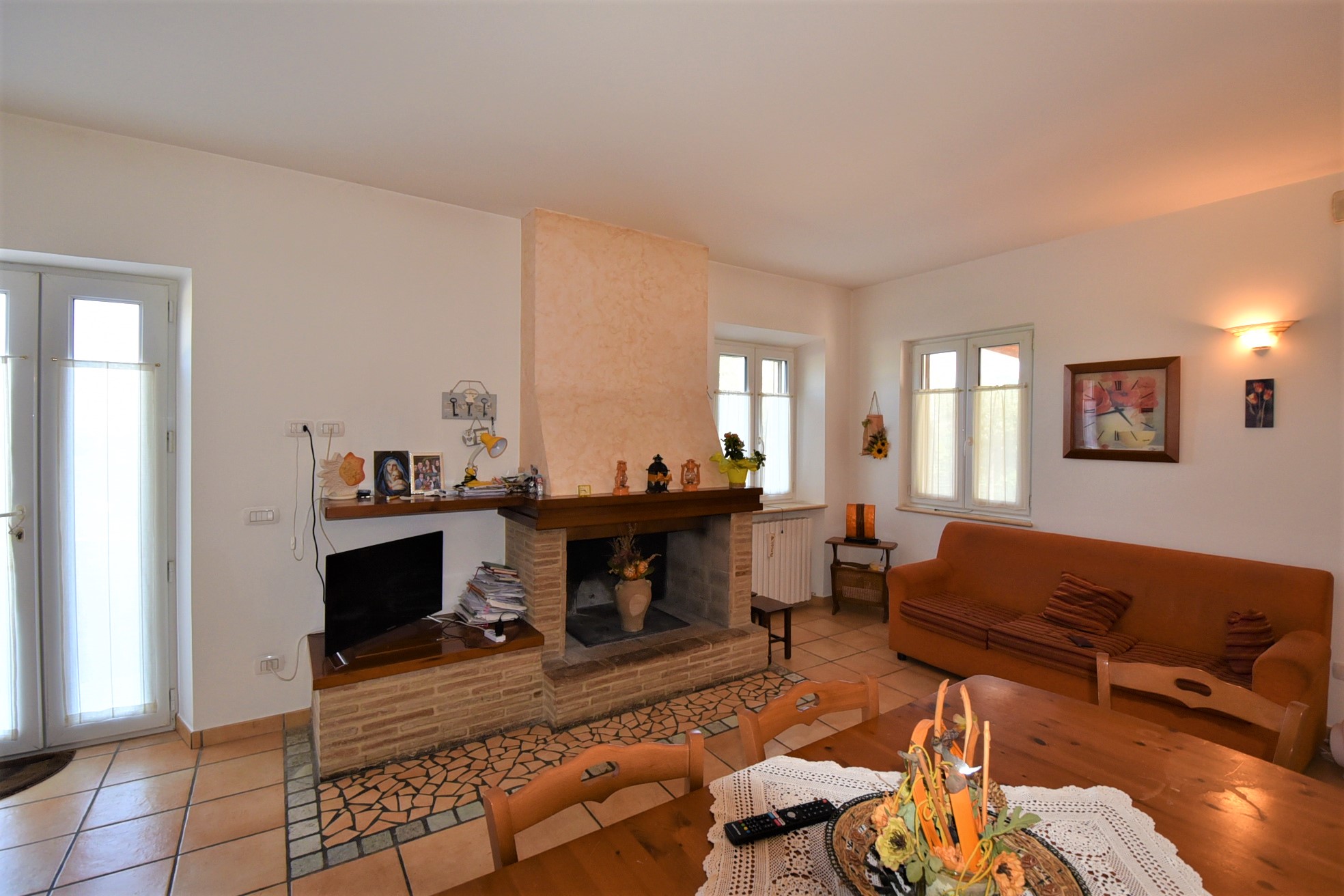 Farmhouse with adjoining land and storage accessory, for sale in Montappone, Fermo, Marche, Italy.