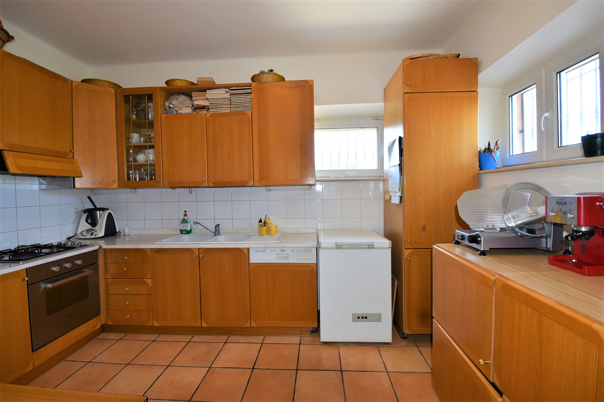 Farmhouse with adjoining land and storage accessory, for sale in Montappone, Fermo, Marche, Italy.