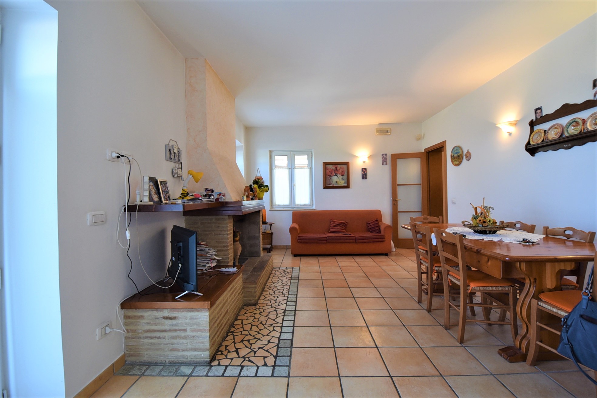 Farmhouse with adjoining land and storage accessory, for sale in Montappone, Fermo, Marche, Italy.