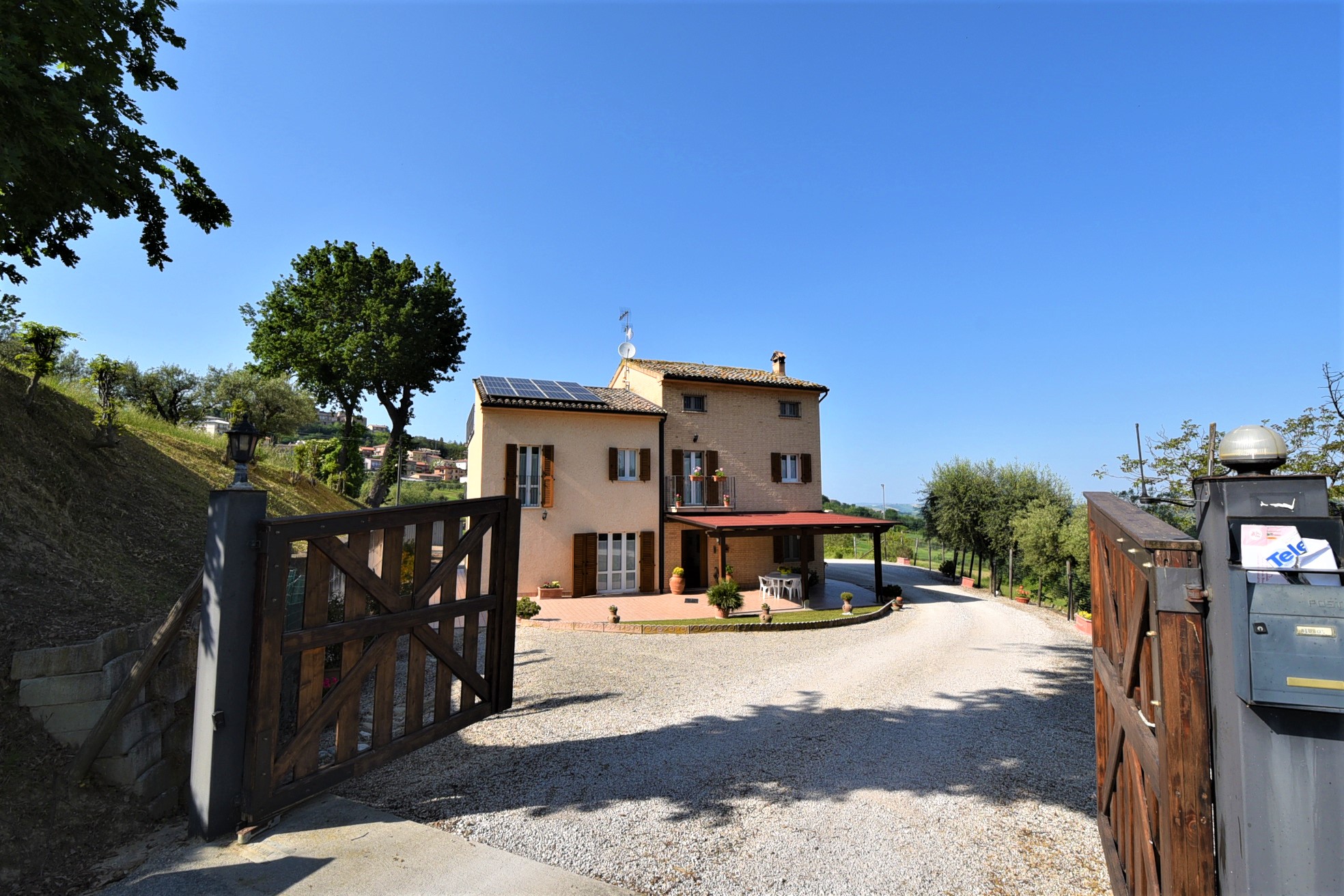 Farmhouse with adjoining land and storage accessory, for sale in Montappone, Fermo, Marche, Italy.
