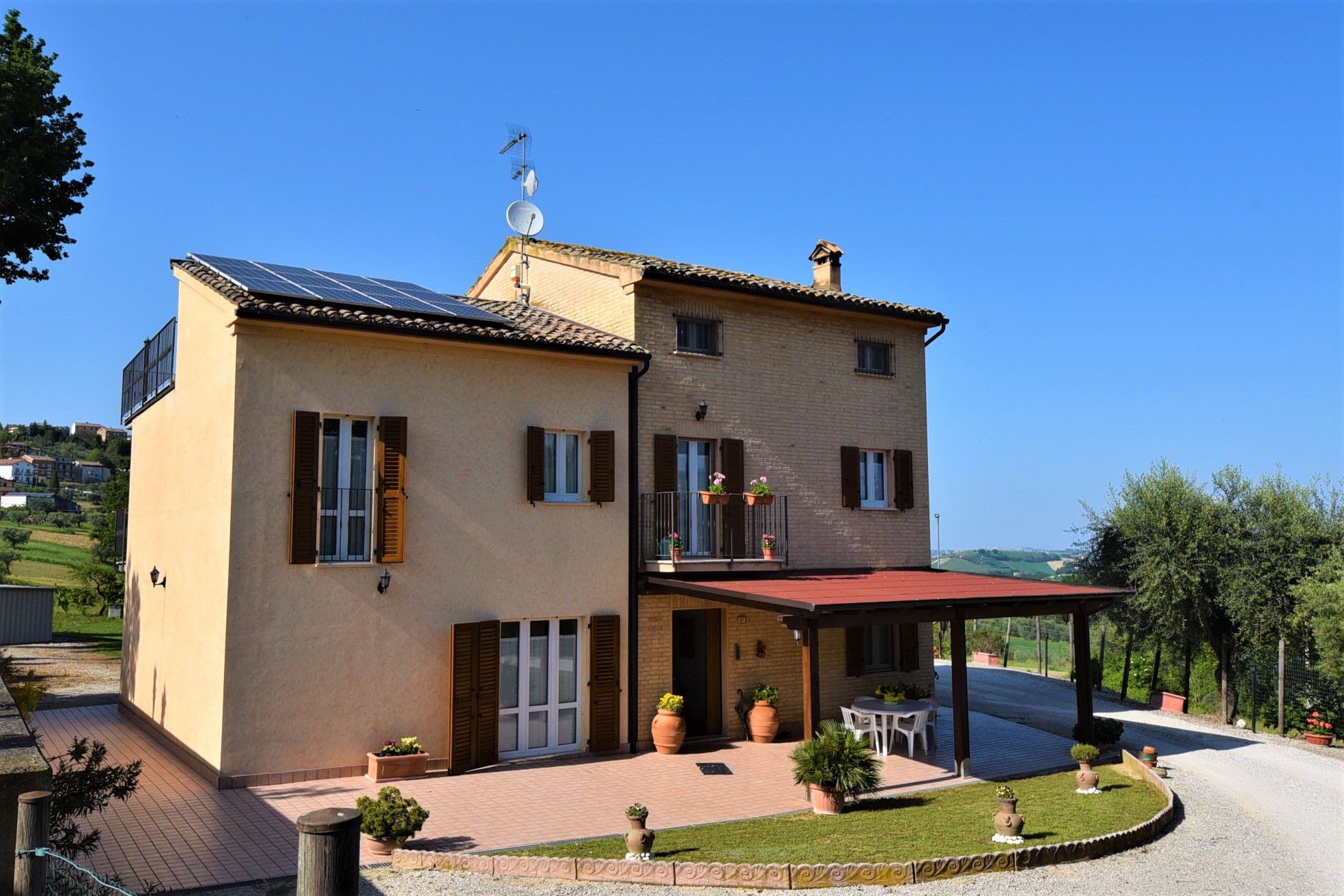 Farmhouse with adjoining land and storage accessory, for sale in Montappone, Fermo, Marche, Italy.