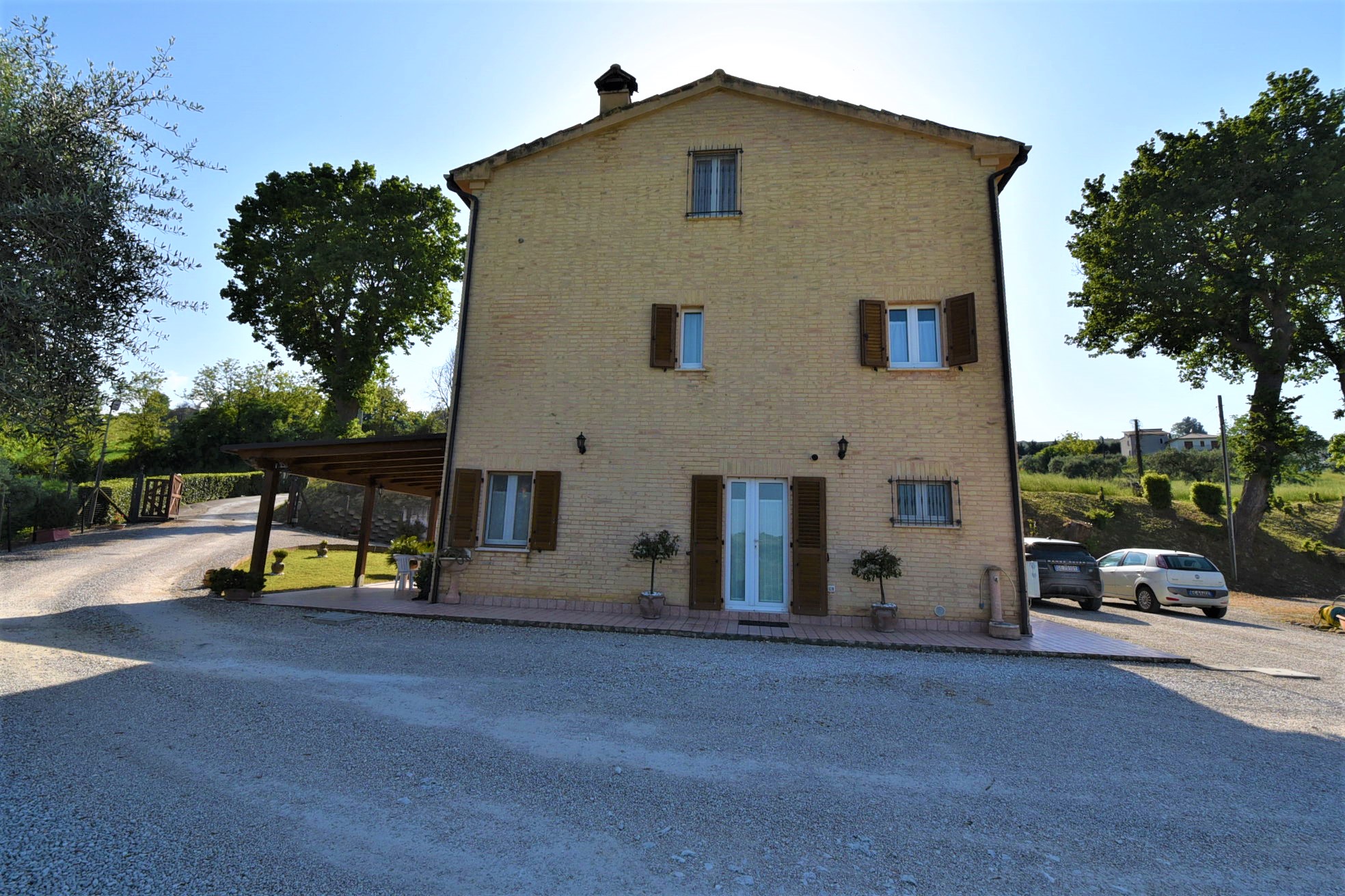 Farmhouse with adjoining land and storage accessory, for sale in Montappone, Fermo, Marche, Italy.