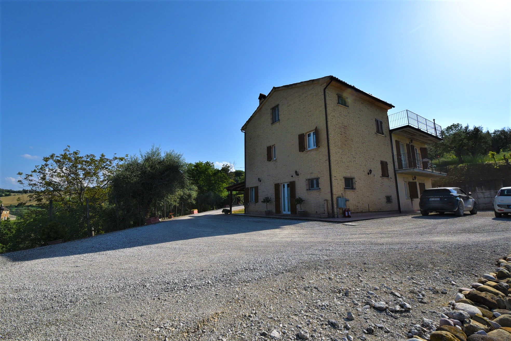Farmhouse with adjoining land and storage accessory, for sale in Montappone, Fermo, Marche, Italy.