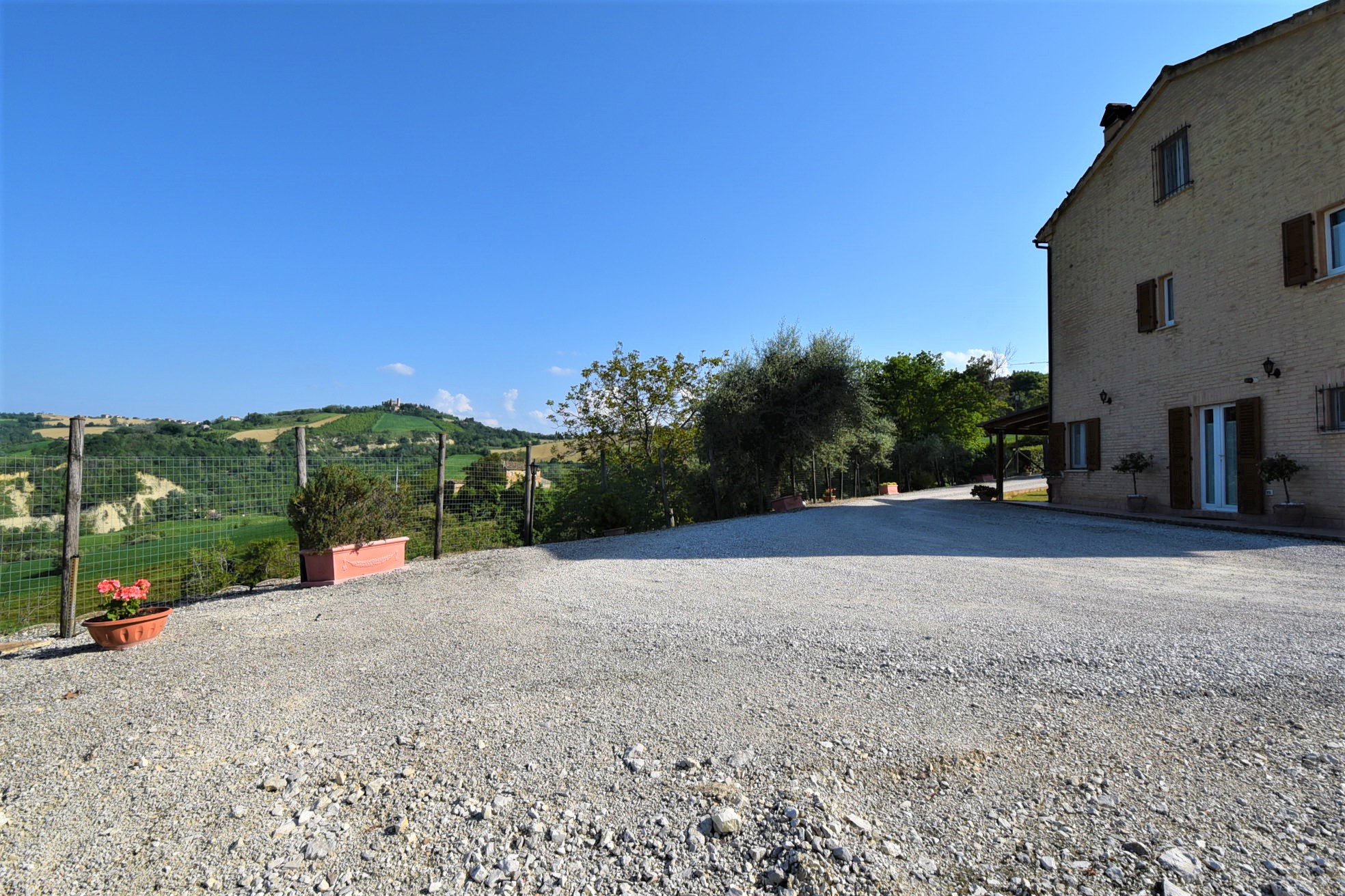 Farmhouse with adjoining land and storage accessory, for sale in Montappone, Fermo, Marche, Italy.