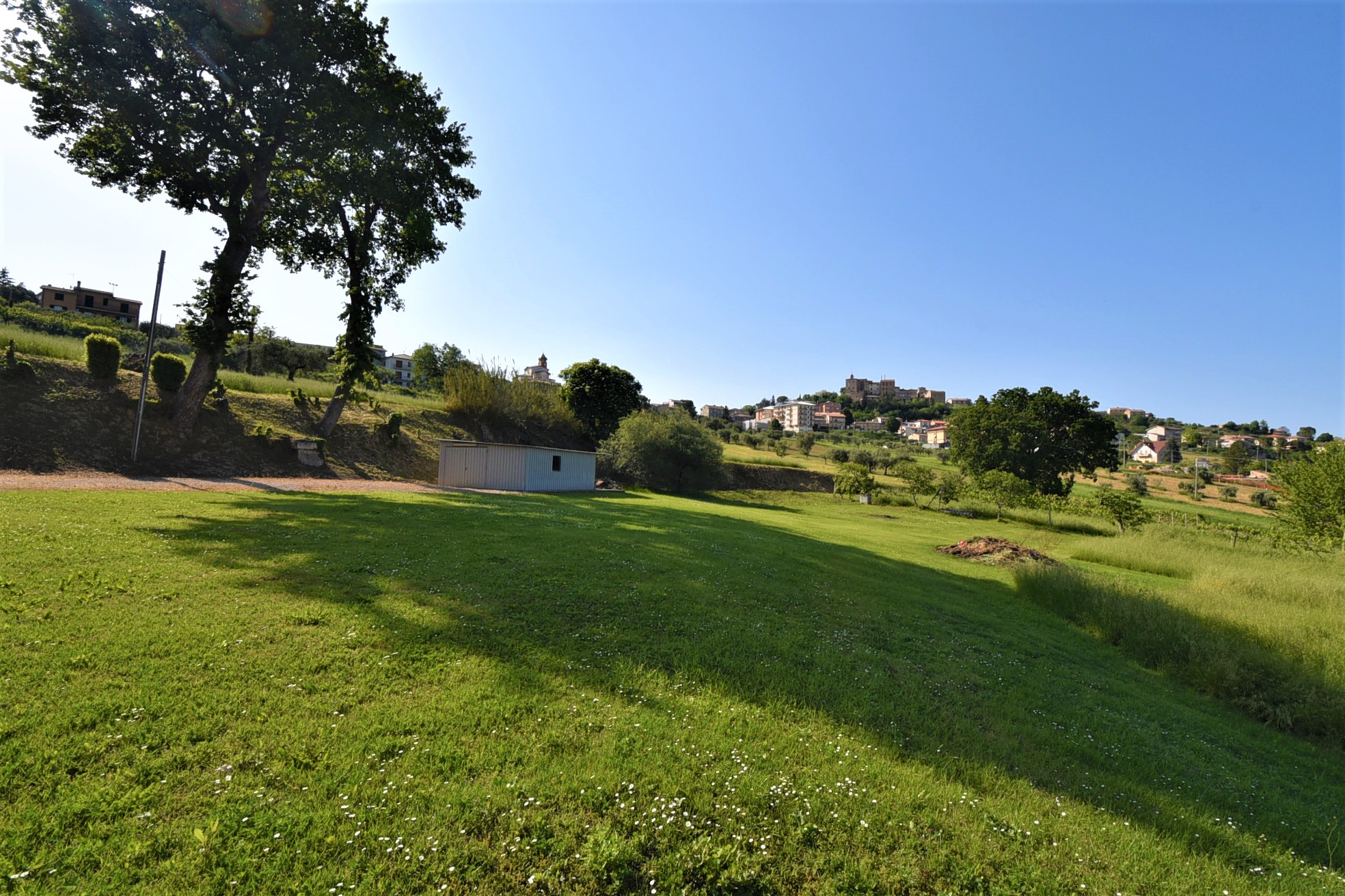 Farmhouse with adjoining land and storage accessory, for sale in Montappone, Fermo, Marche, Italy.