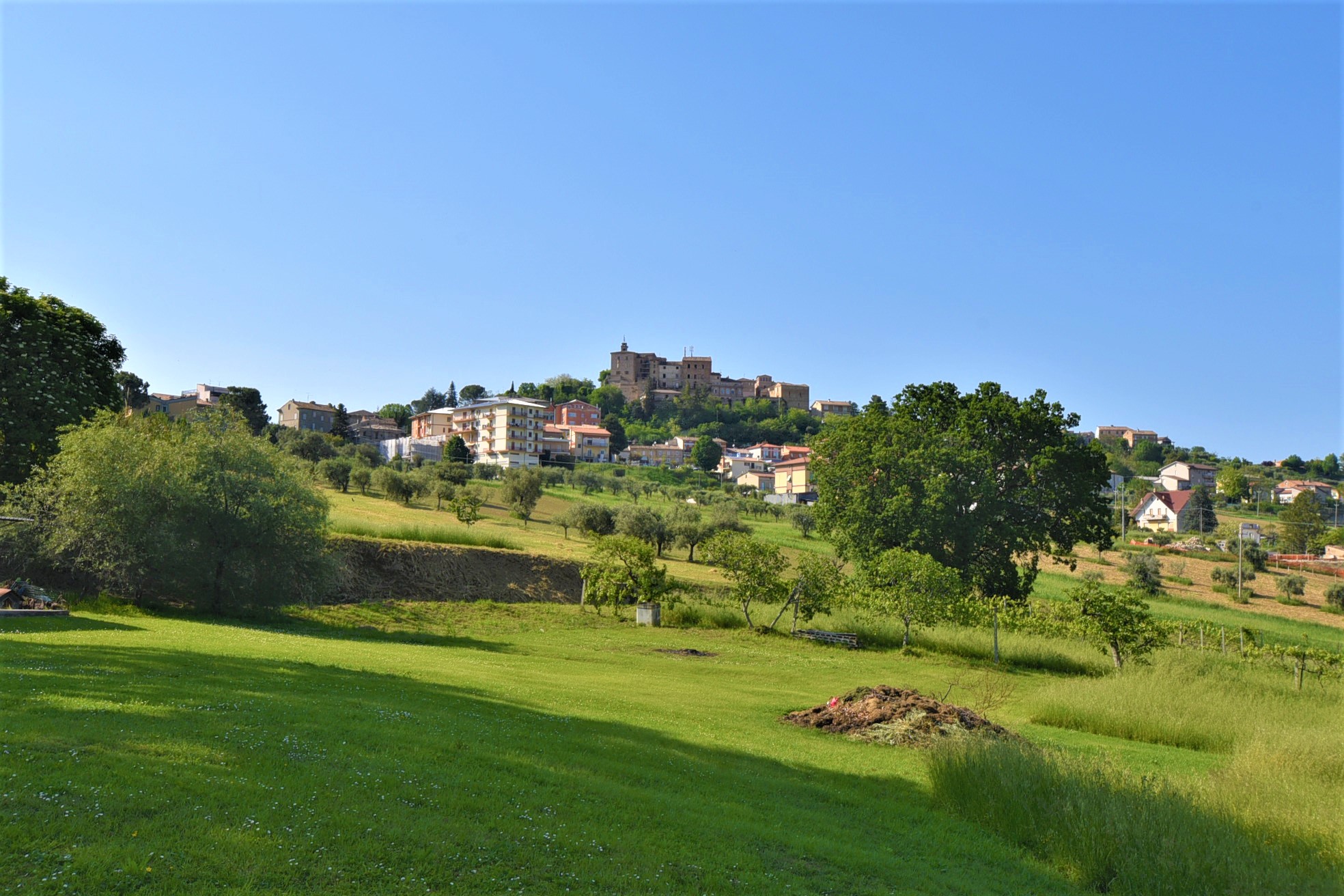 Farmhouse with adjoining land and storage accessory, for sale in Montappone, Fermo, Marche, Italy.