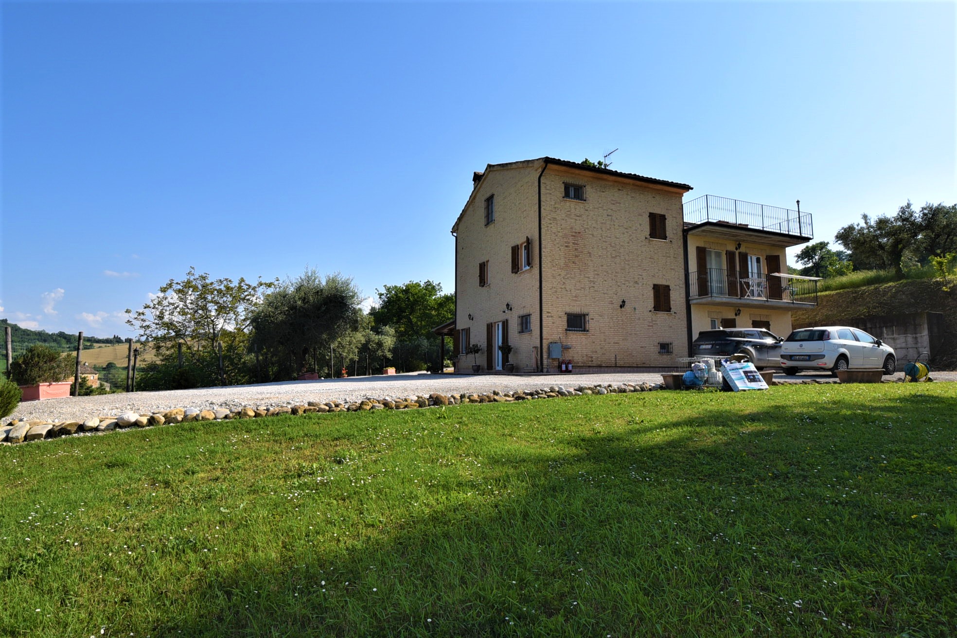 Farmhouse with adjoining land and storage accessory, for sale in Montappone, Fermo, Marche, Italy.