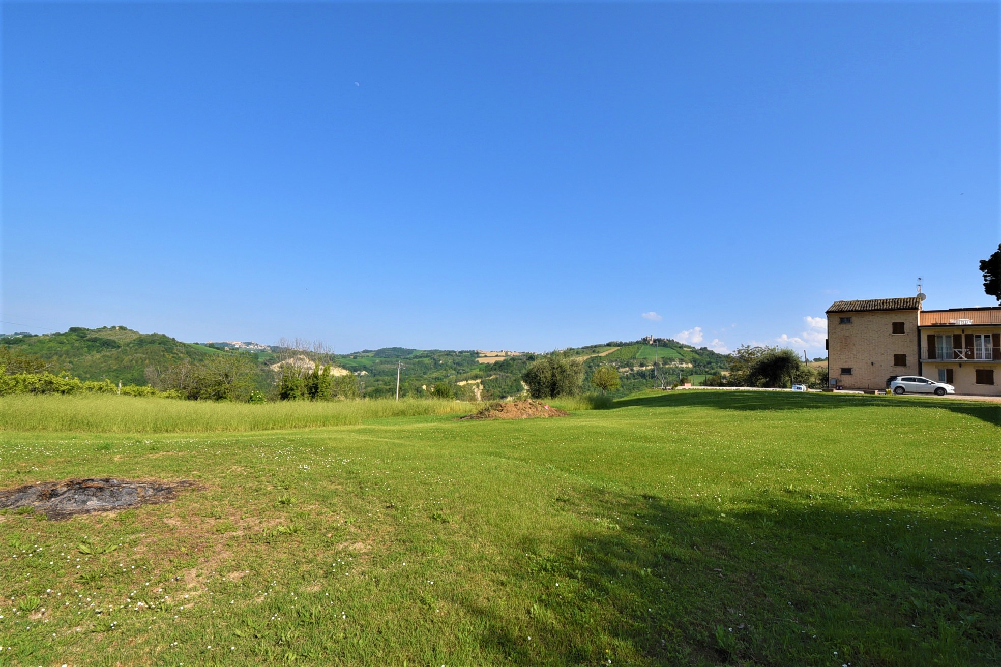 Farmhouse with adjoining land and storage accessory, for sale in Montappone, Fermo, Marche, Italy.