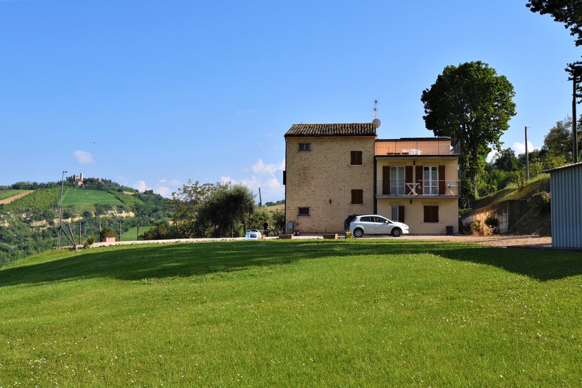 Farmhouse with adjoining land and storage accessory, for sale in Montappone, Fermo, Marche, Italy.
