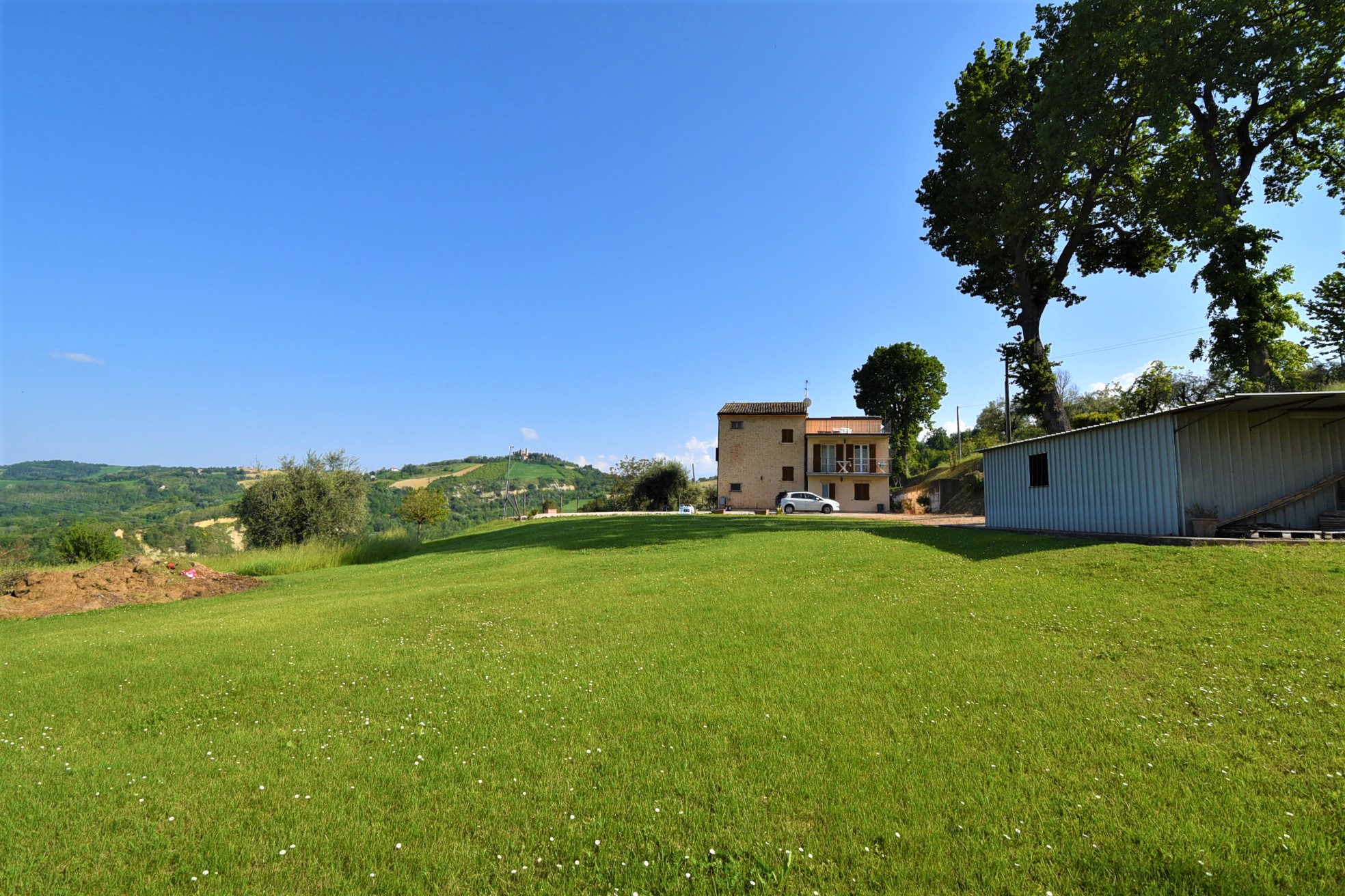 Farmhouse with adjoining land and storage accessory, for sale in Montappone, Fermo, Marche, Italy.