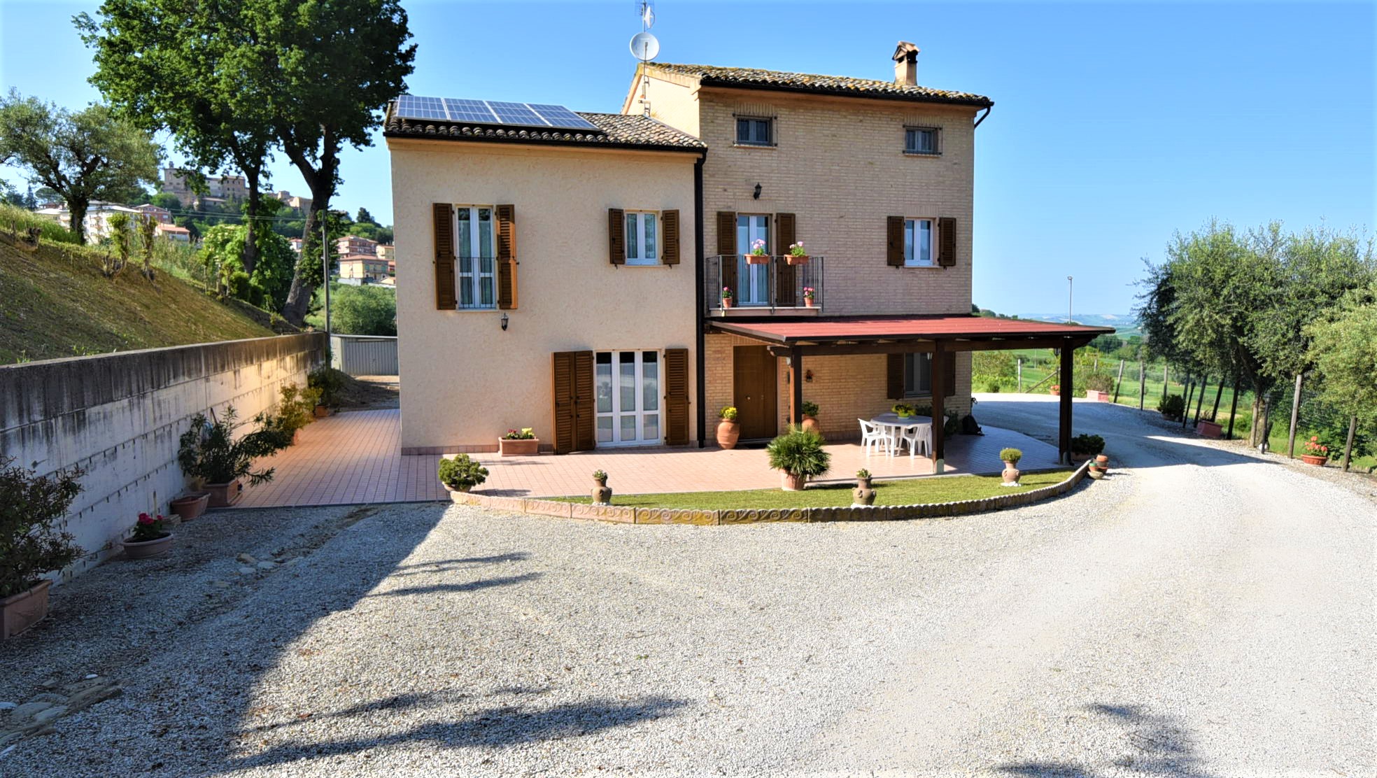 Farmhouse with adjoining land and storage accessory, for sale in Montappone, Fermo, Marche, Italy.