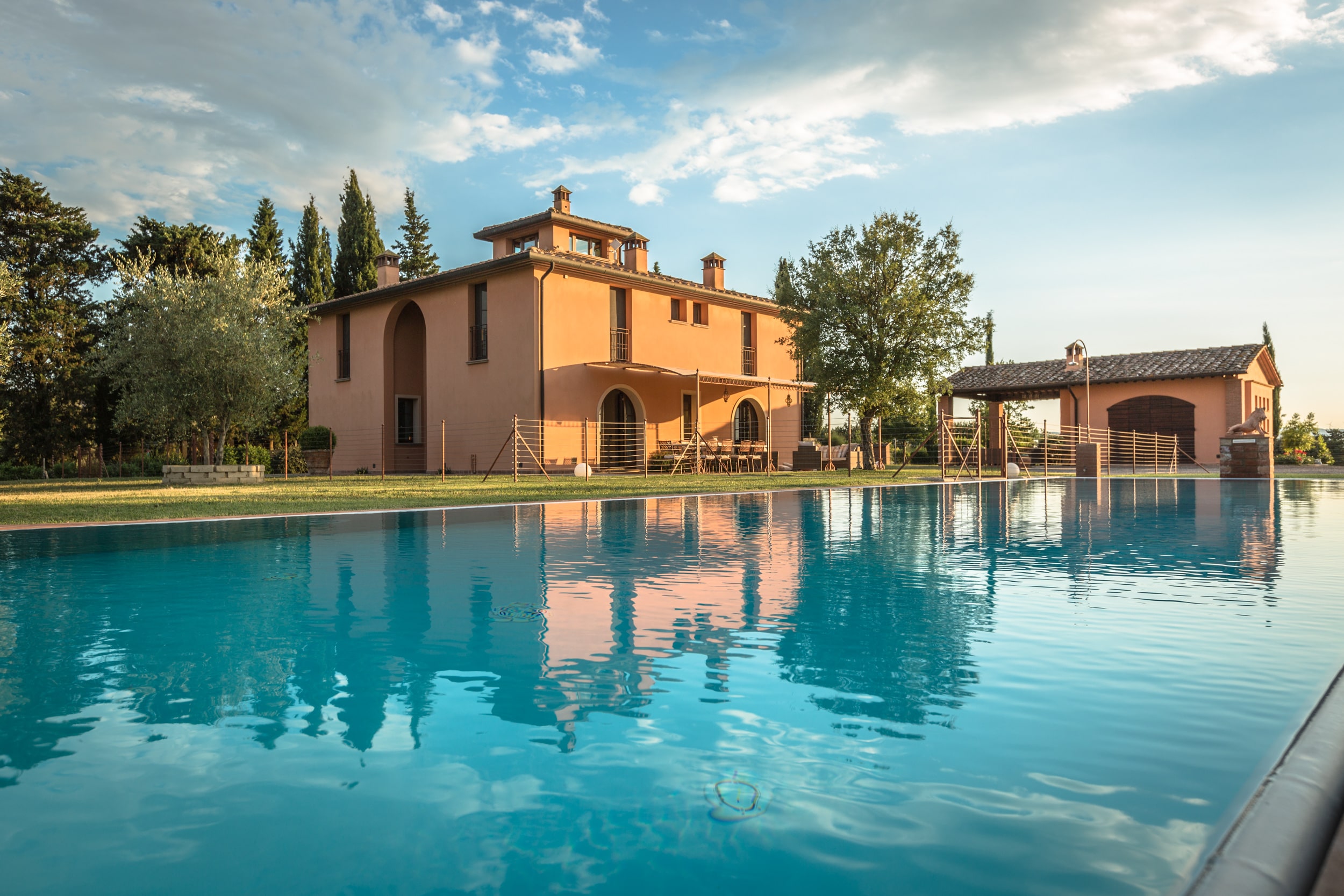 Beautiful tuscan style farmhouse with park and swimming pool in Peccioli