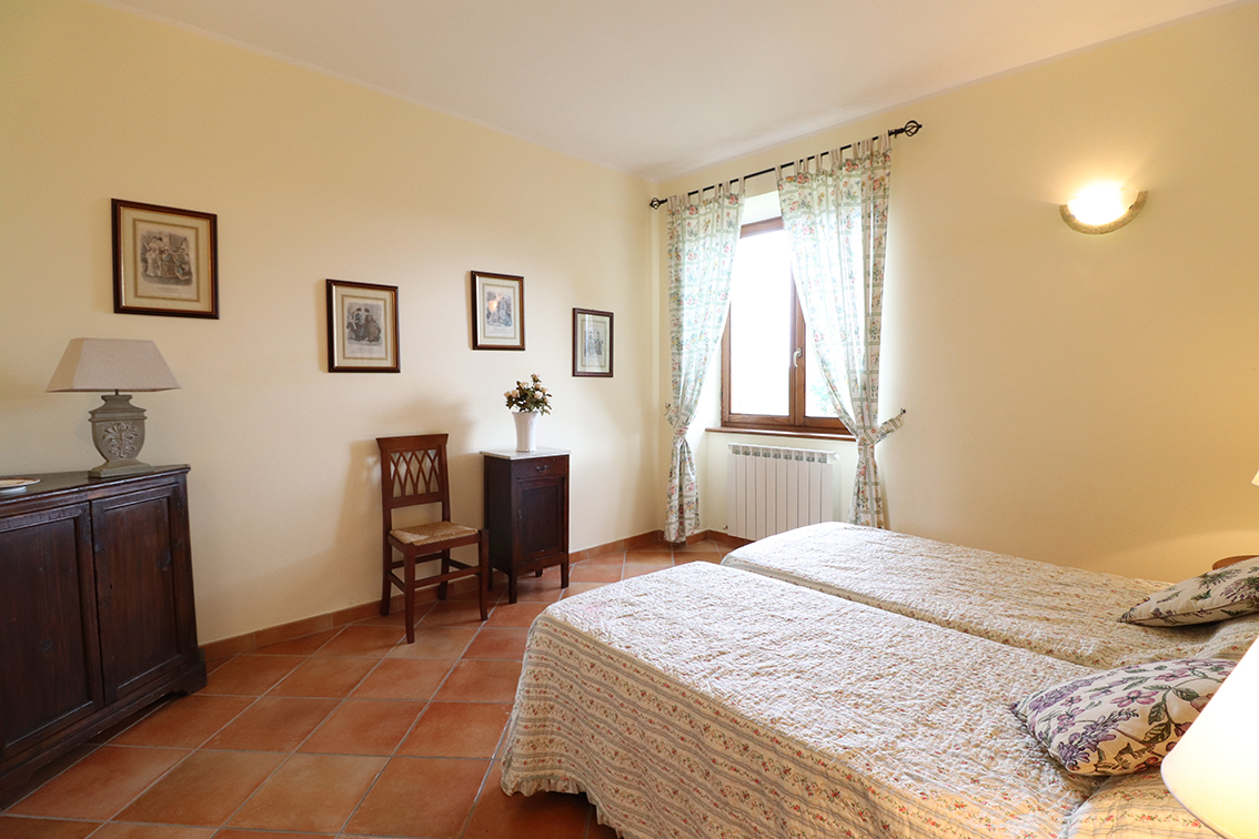 Farmhouse with dependance, land and swimming pool for sale in Amandola, Fermo, Marche