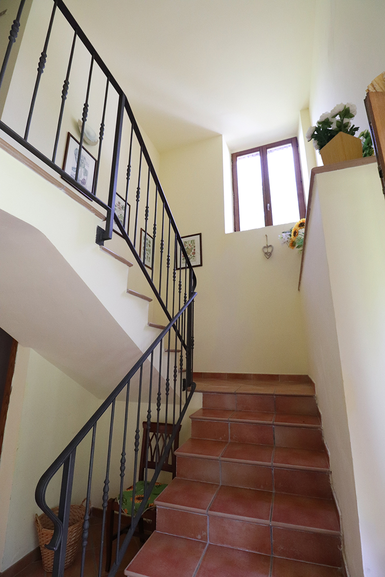 Farmhouse with dependance, land and swimming pool for sale in Amandola, Fermo, Marche