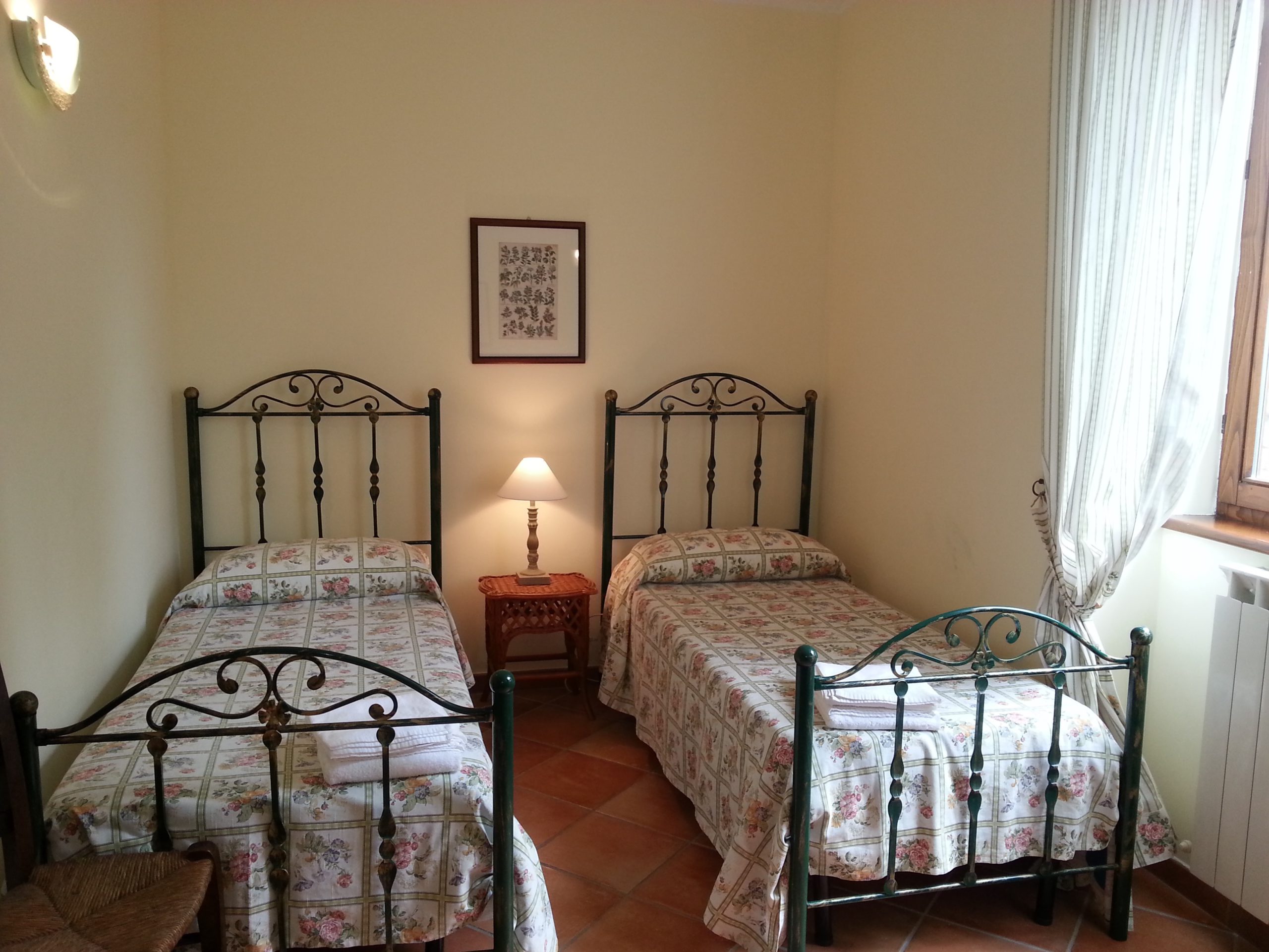 Farmhouse with dependance, land and swimming pool for sale in Amandola, Fermo, Marche